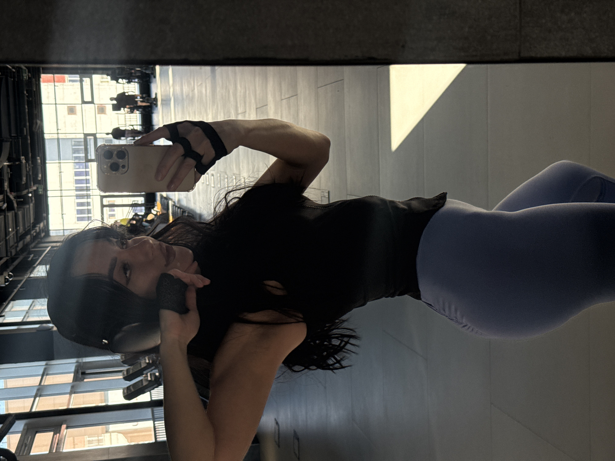 Woman documents gym workout in mirror selfies, Krasnoyarsk