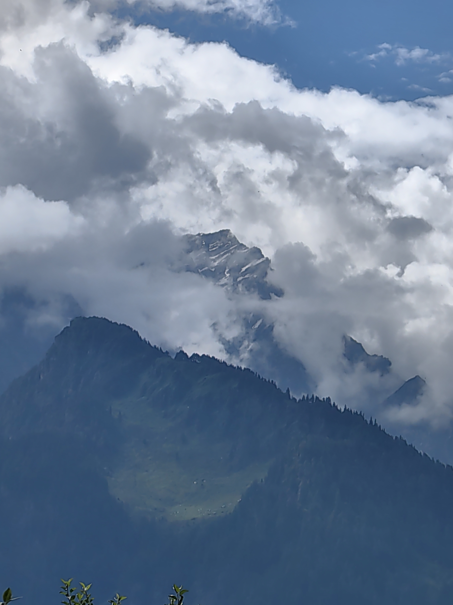 Rustic mountain stay in Siumsa with gardens and peak views