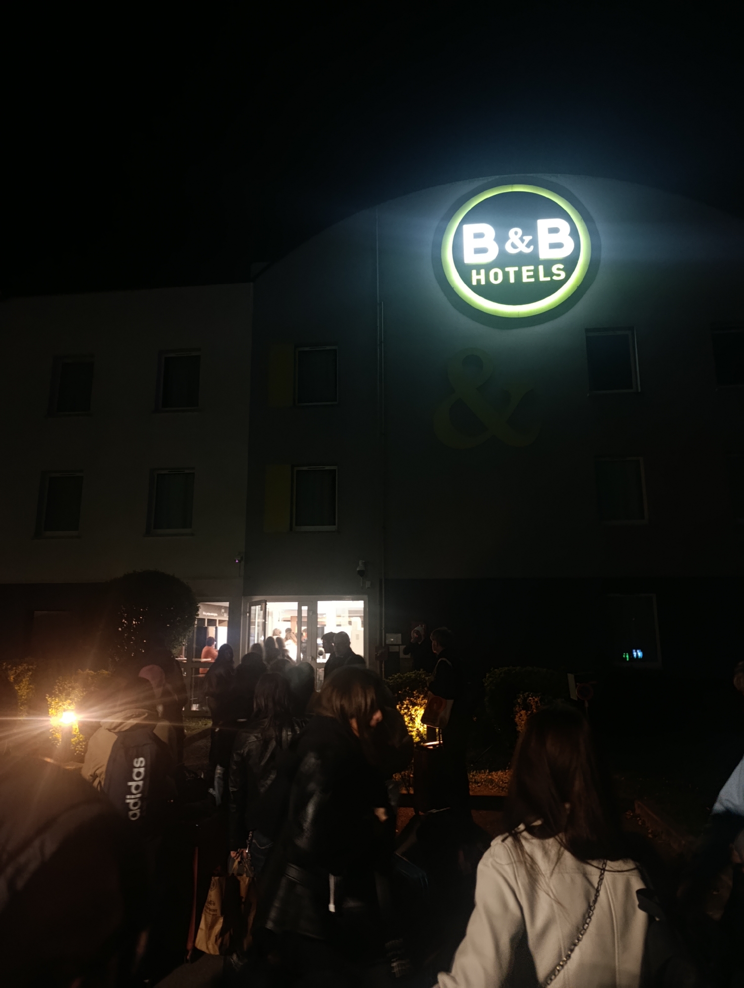 Evening activity at B&B Hotel entrance in Betting, France