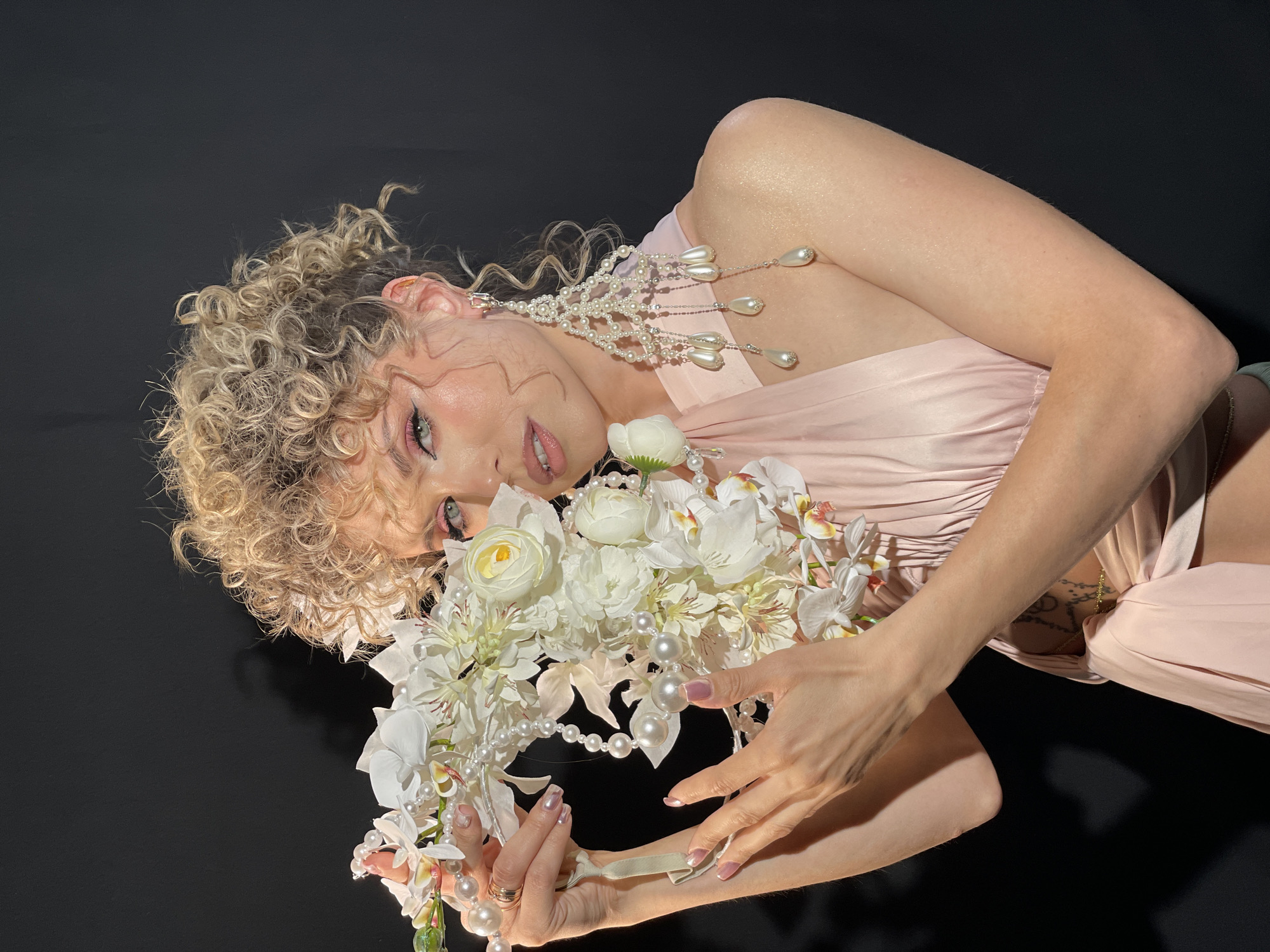 Woman with flowers observed in Дачное, Russia