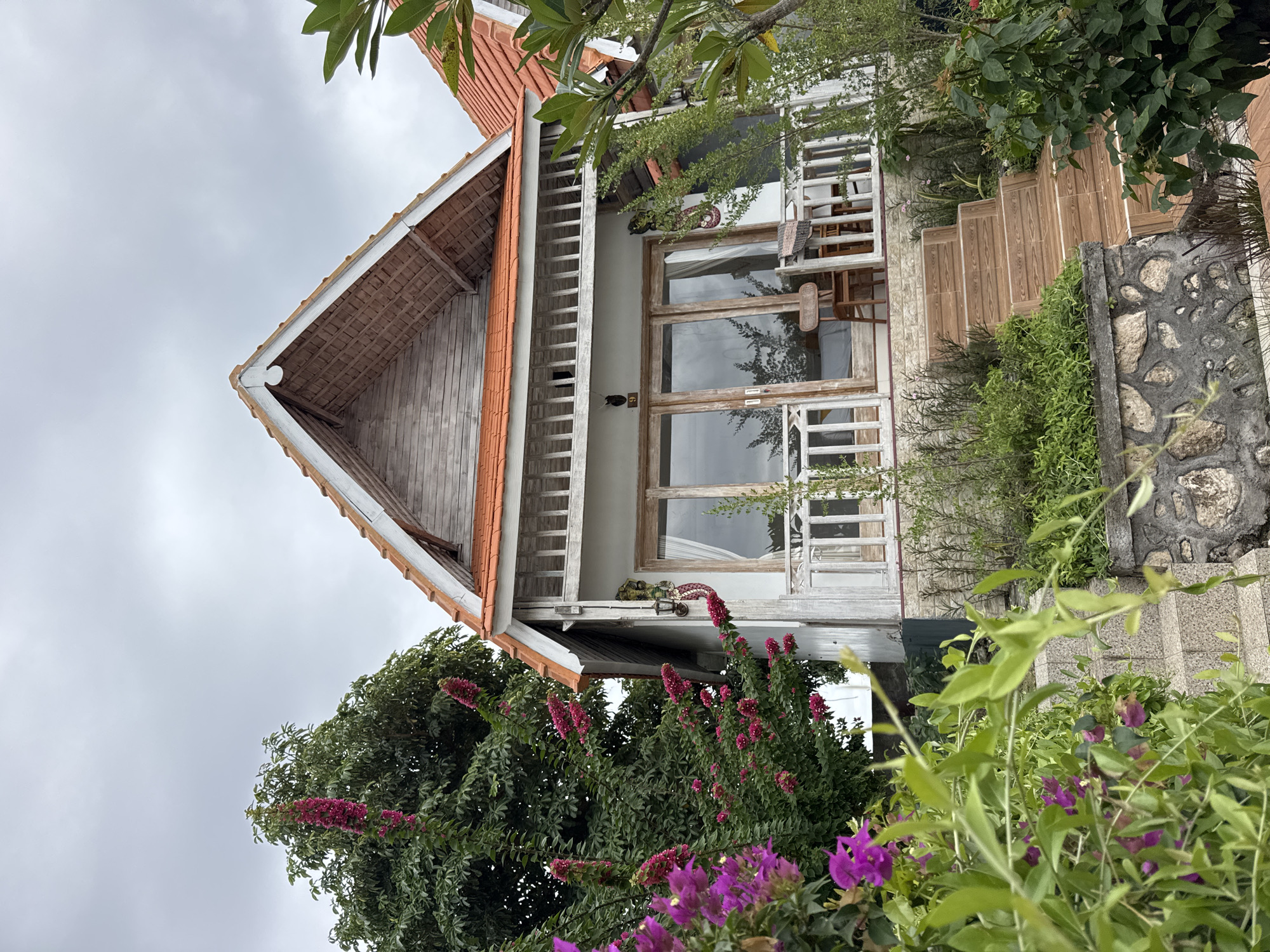 Nusa Penida resort with ocean views and tropical garden