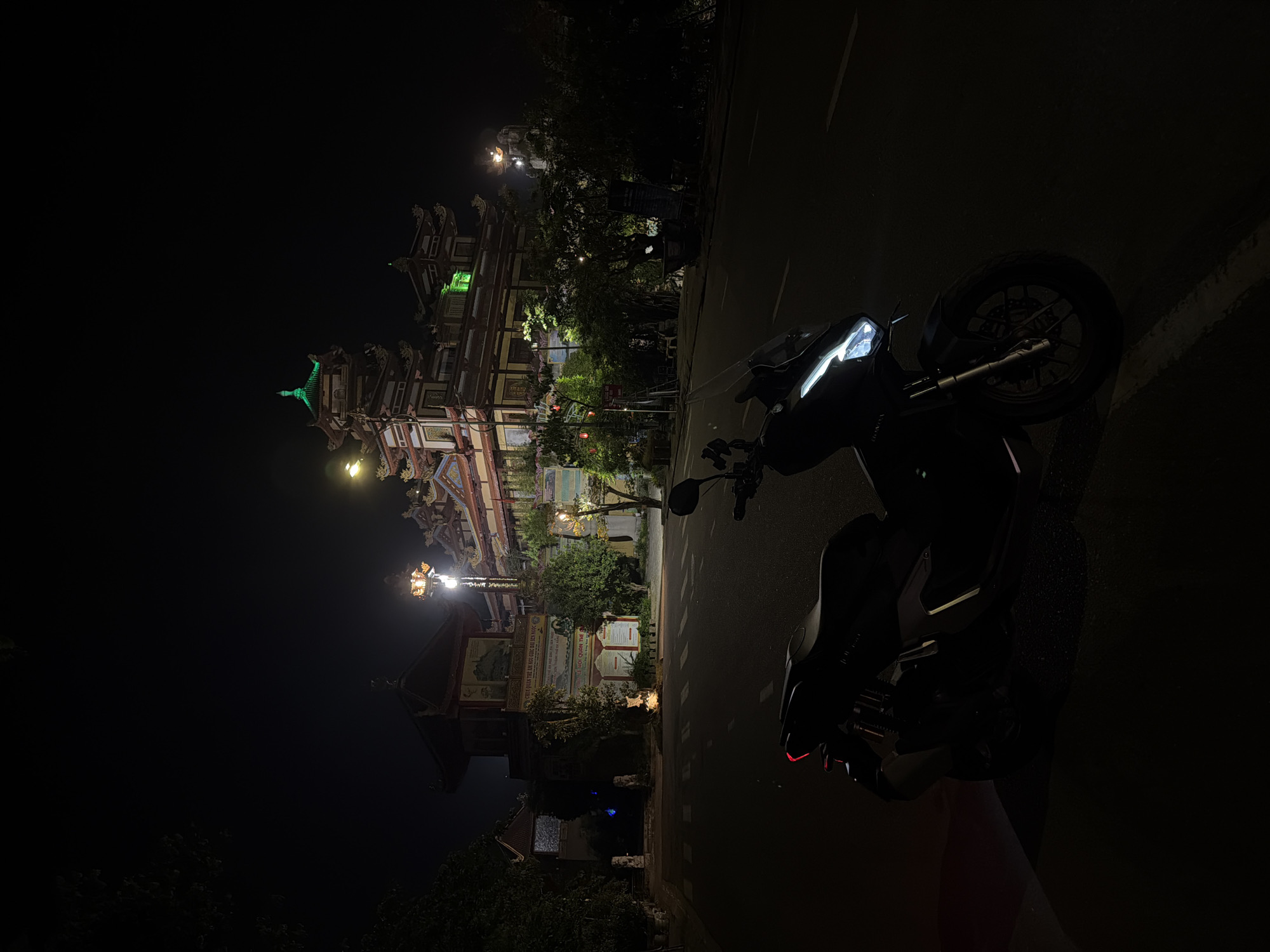 Night motorcycle tour captures Buddhist temple visit in Đà Nẵng