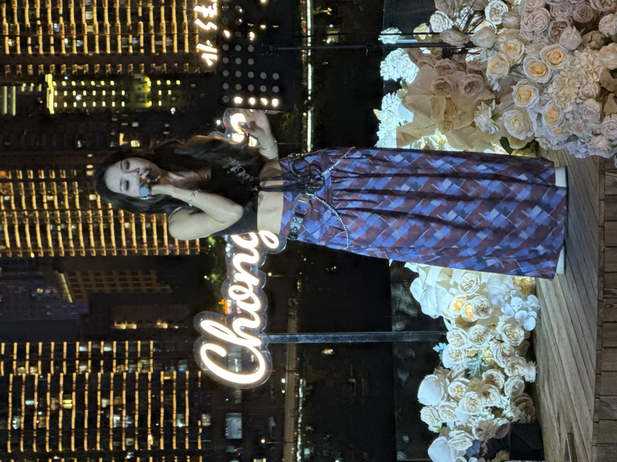 Evening performance draws crowds to Chongqing waterfront dining venue
