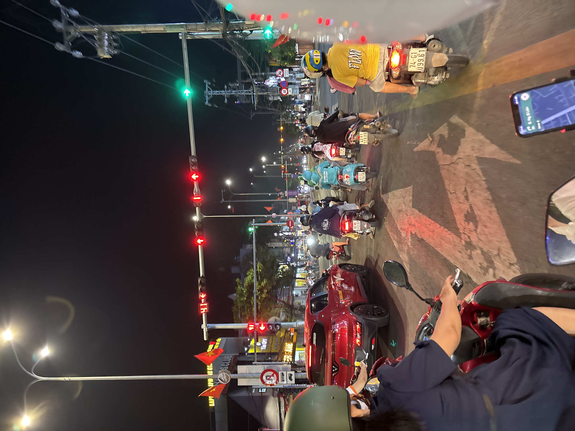 Evening motorbike traffic waits at Đà Nẵng intersection