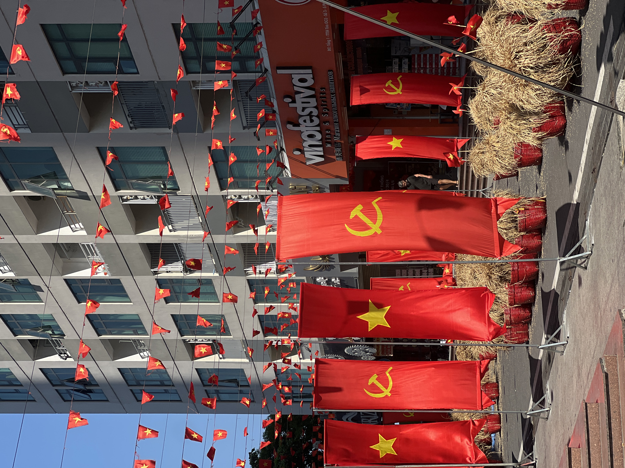 Morning scenes captured in Bắc Nha Trang show festivities, beverages