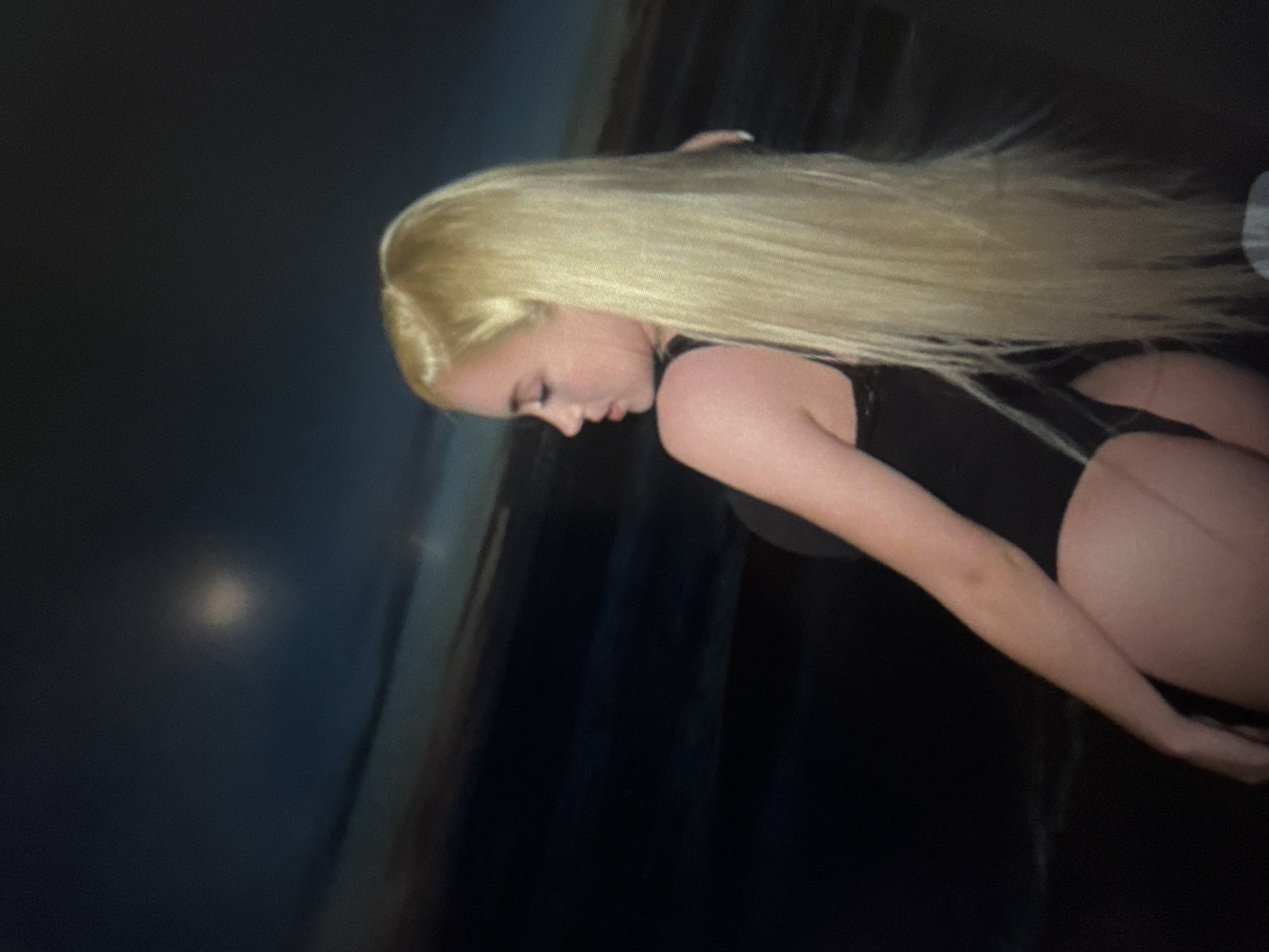 Blonde-haired subjects captured in rotated photo memories over 20 minutes