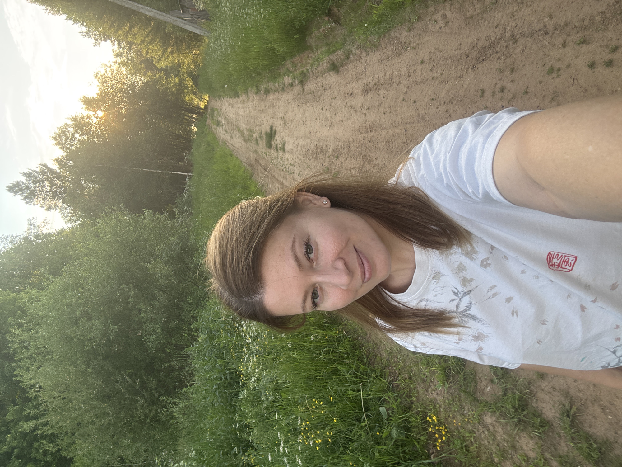 Rural afternoon in Вассята: wildflowers, village scenes, golden hour