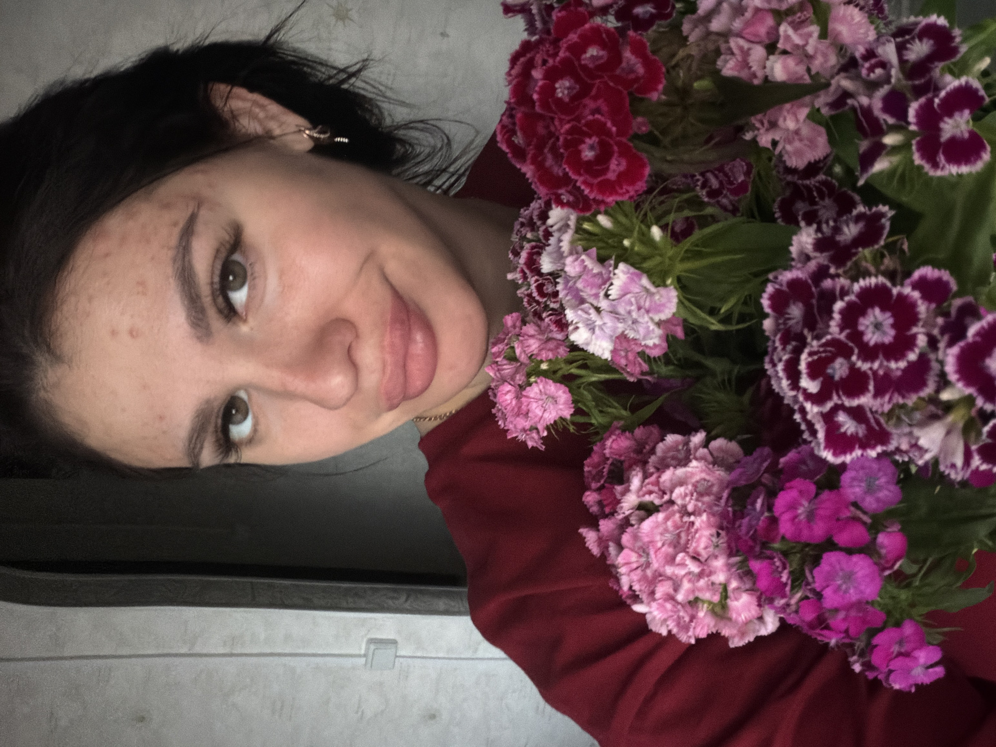 Afternoon selfie session with flowers in Фоки bedroom