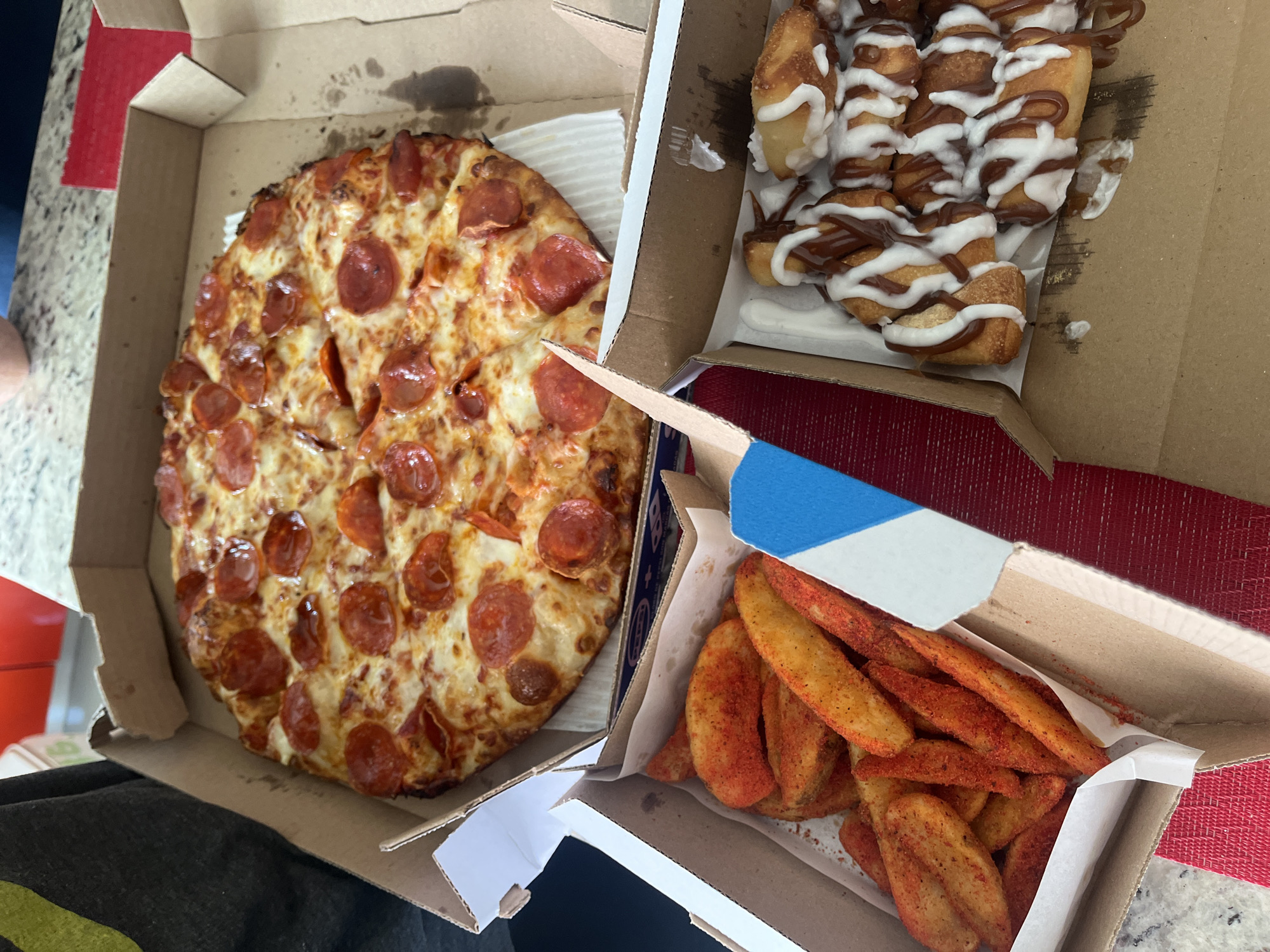 Pizza chain takeout documented in Mexico neighborhood