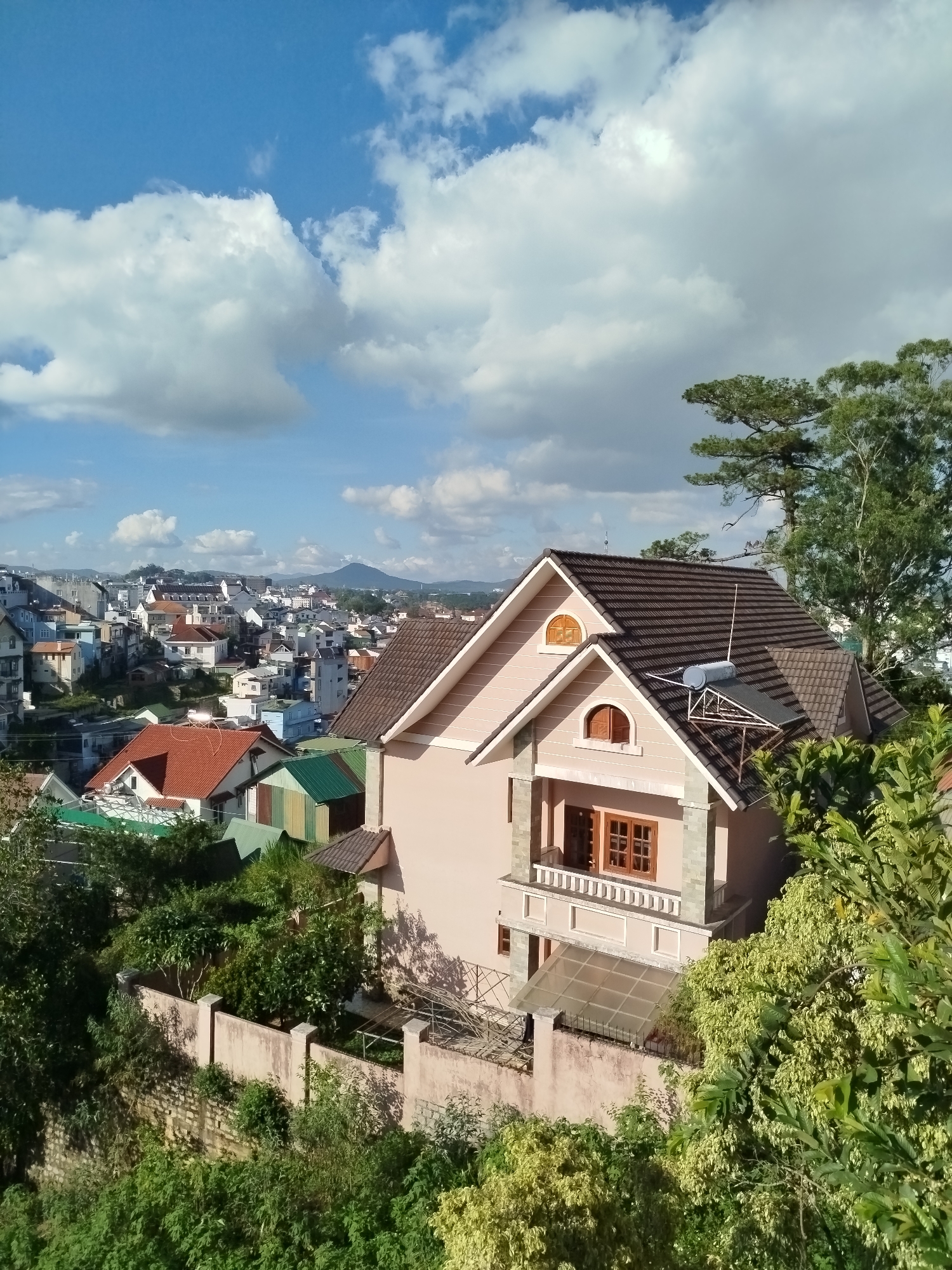 Morning scenes from Da Lat cafes and streets documented