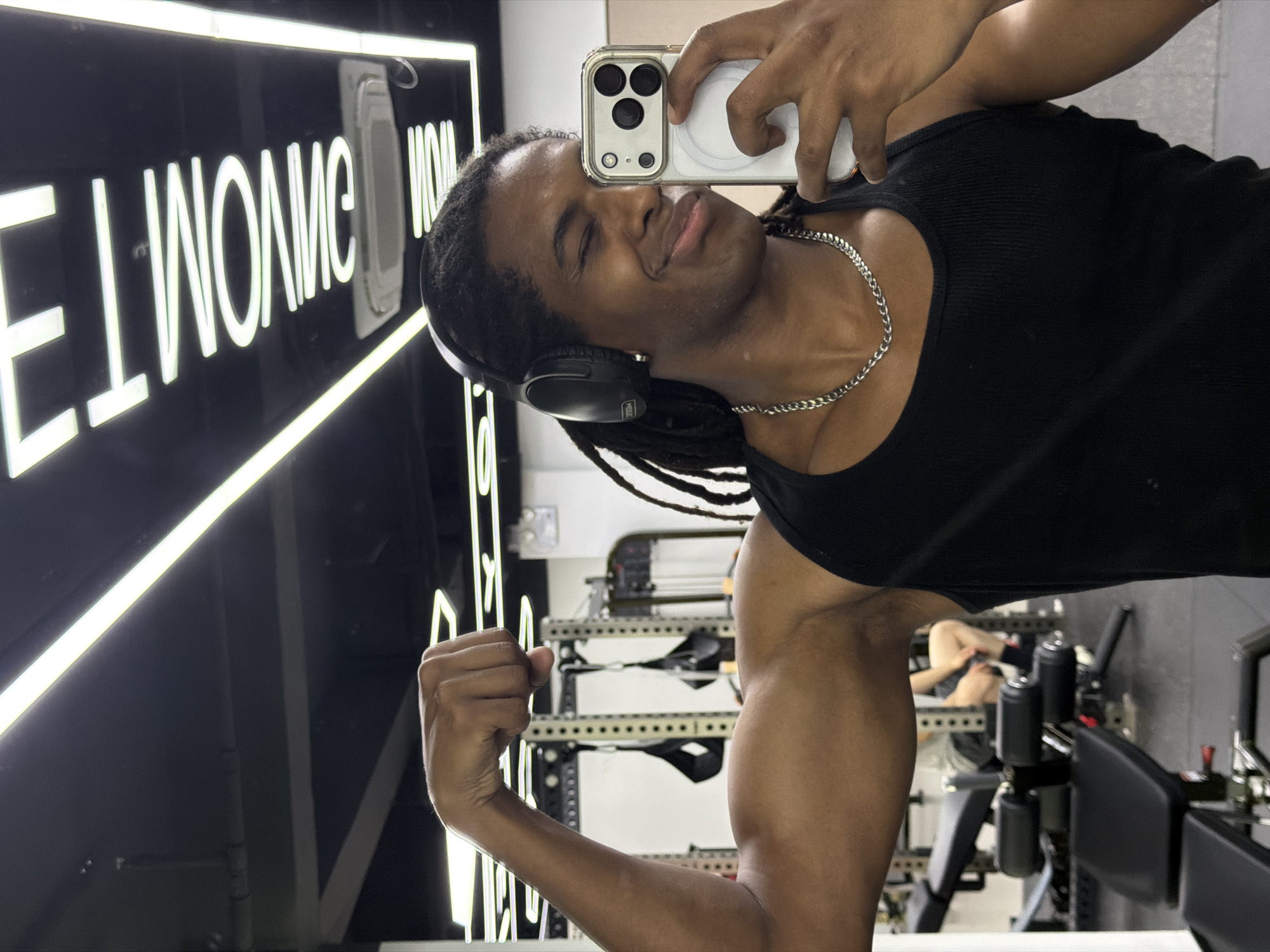 Man documents gym workout session in Binjiang District