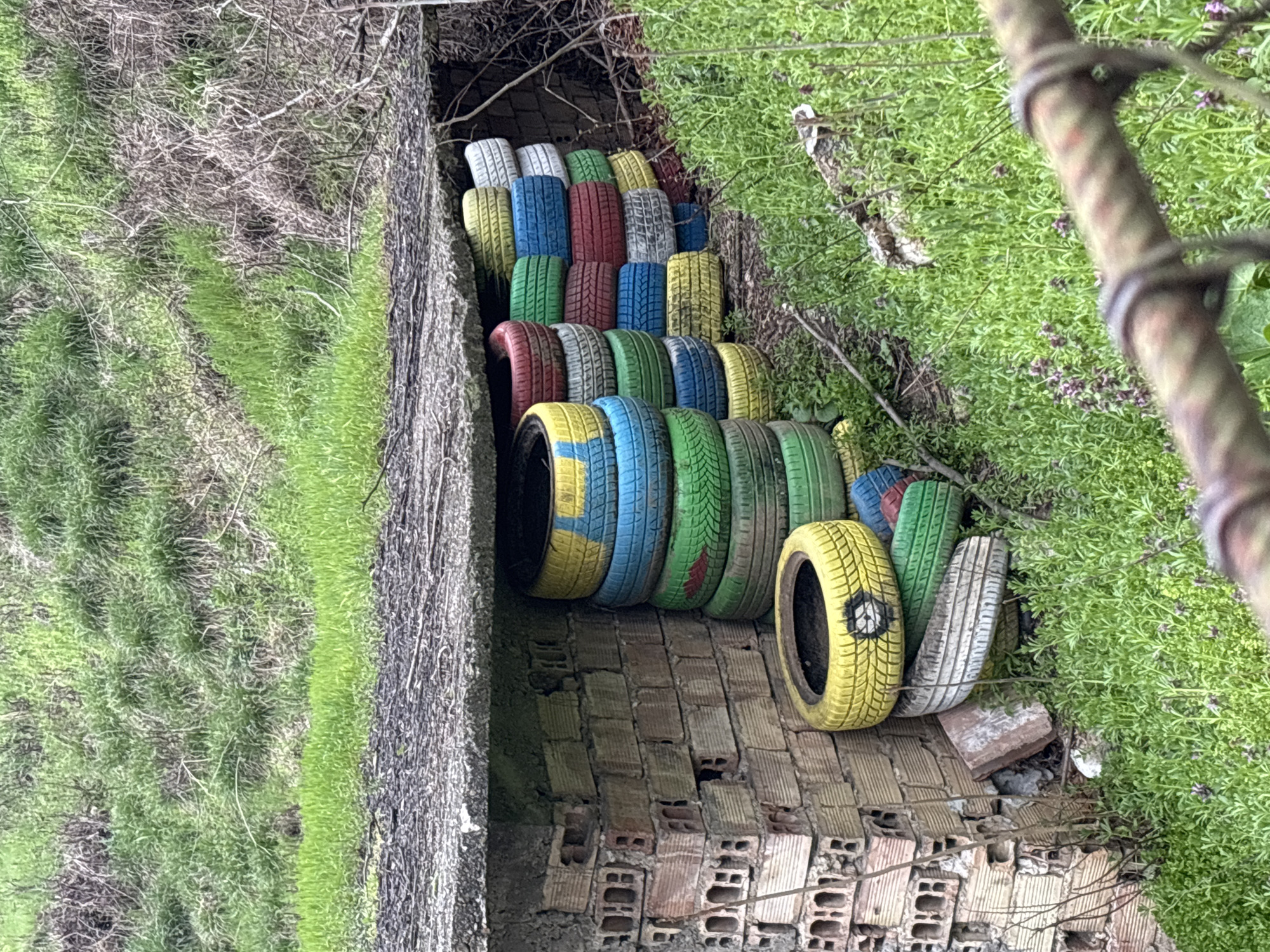 Urban decay and makeshift art documented in Veliko Tarnovo