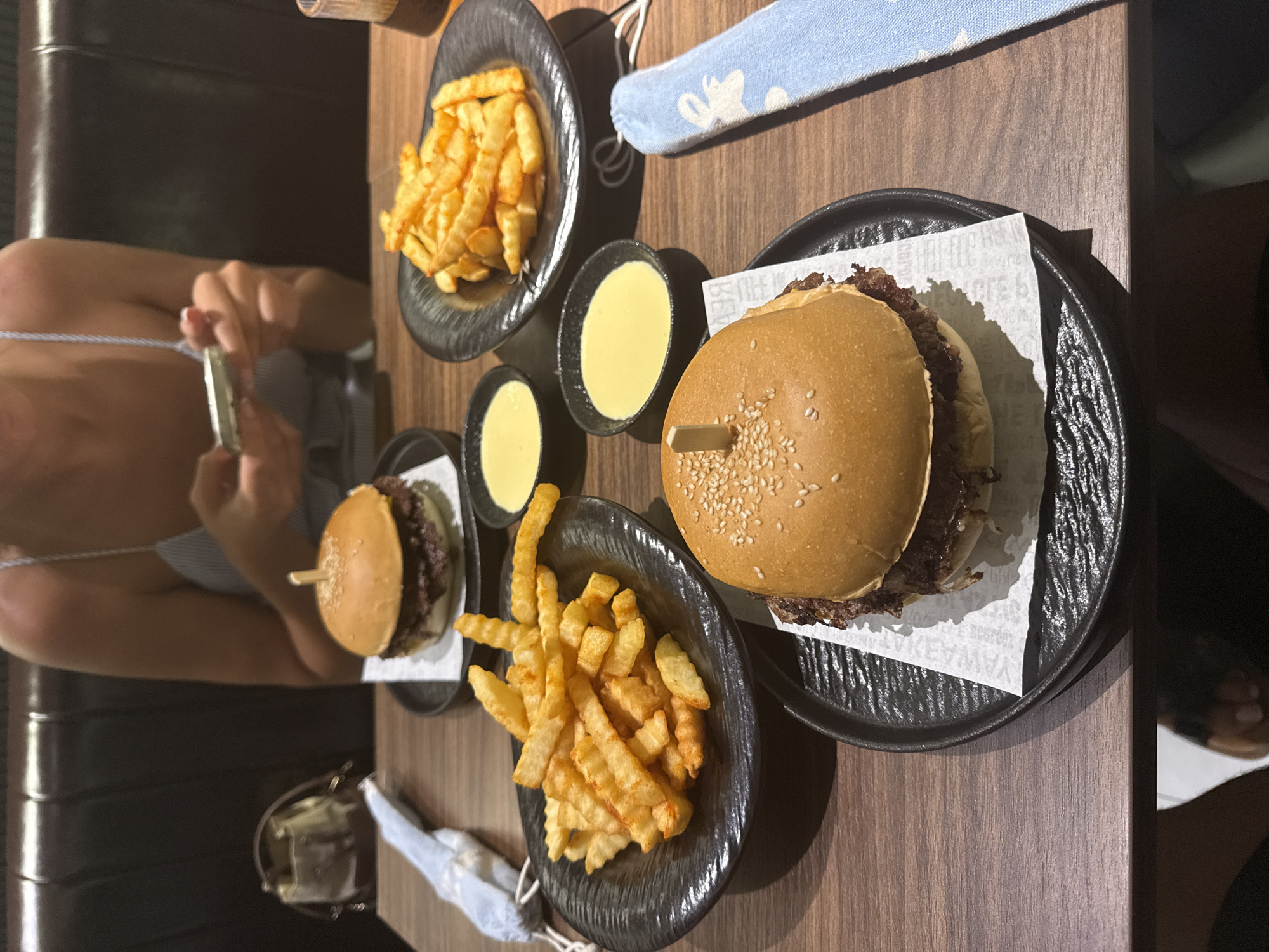 Diners share burger meal at Đà Nẵng restaurant