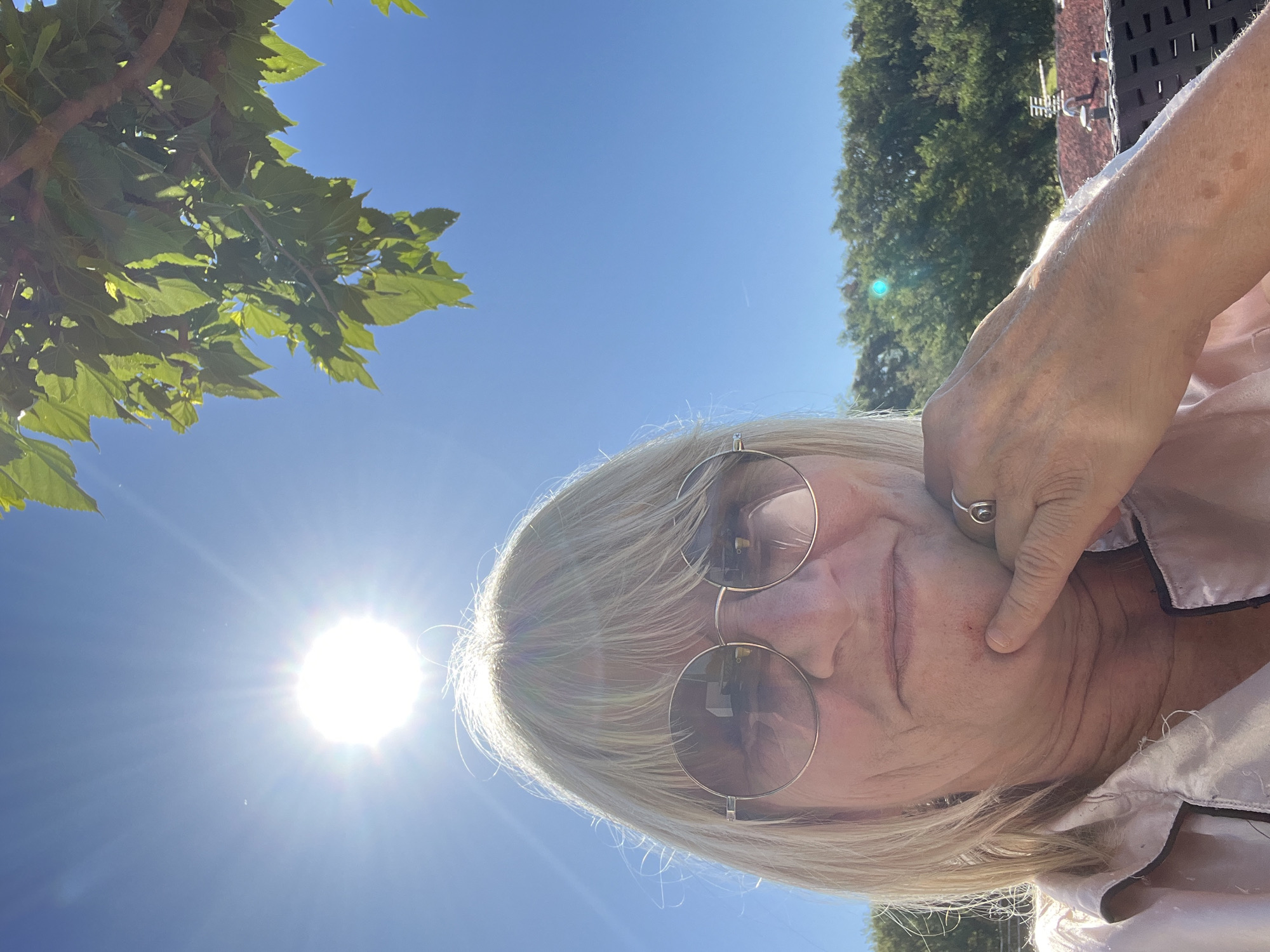 Morning selfies and cat sighting in Chambœuf, France