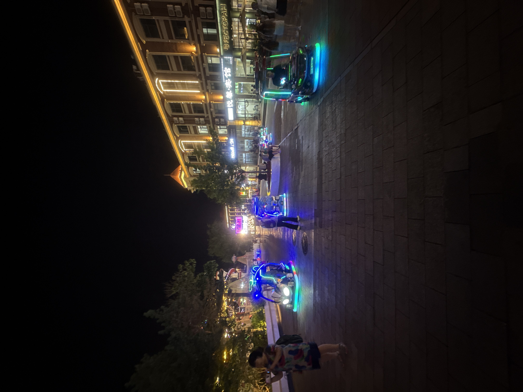 Summer night on Qinhuangdao's Nandaihe pedestrian strip