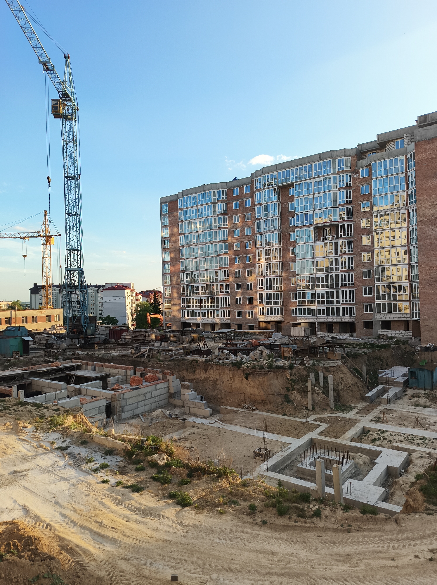 Witness documents afternoon street life and construction in Ternopil