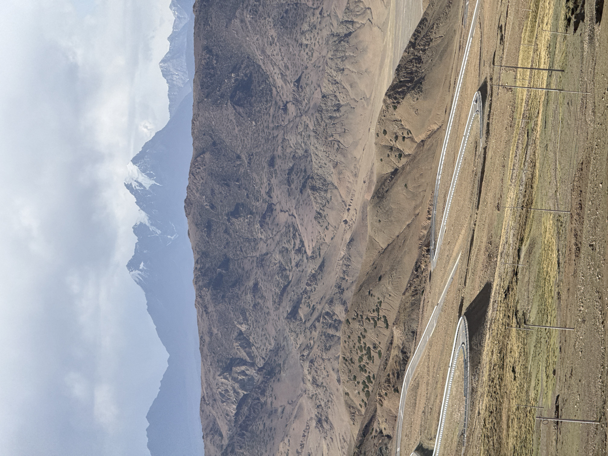 Motorist documents mountain road journey in Gyirong County, China