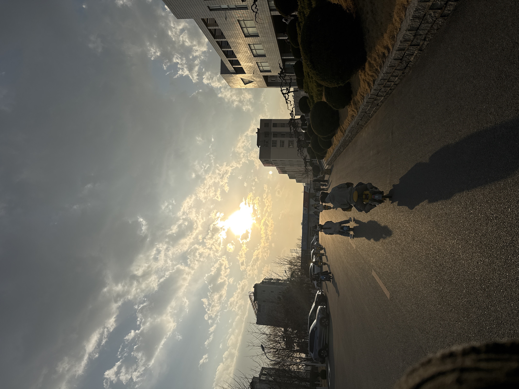 Morning street scene captured in Zhongtun, China