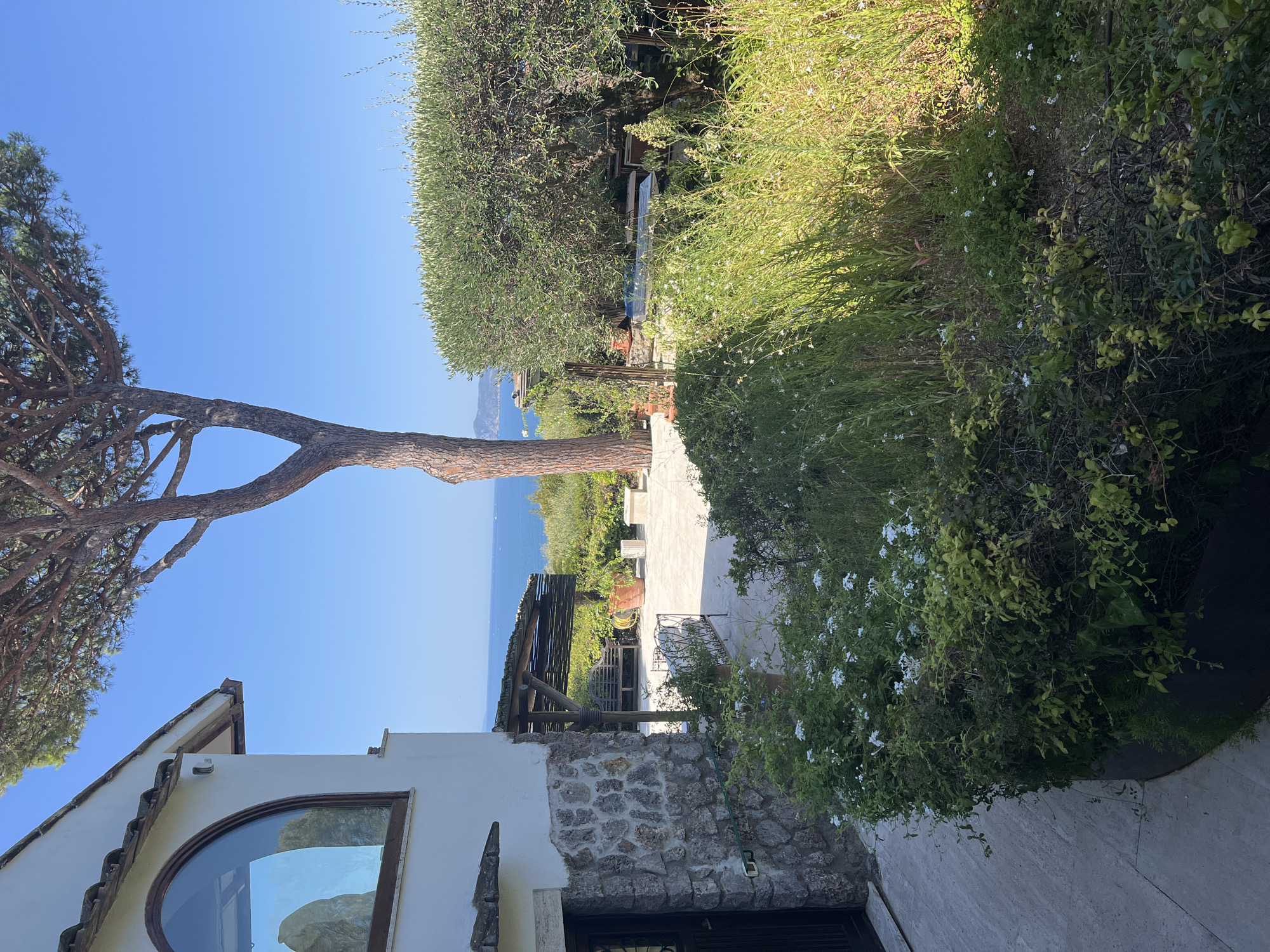 Seaside morning in Orbetello: pool, sea views, prawns on deck