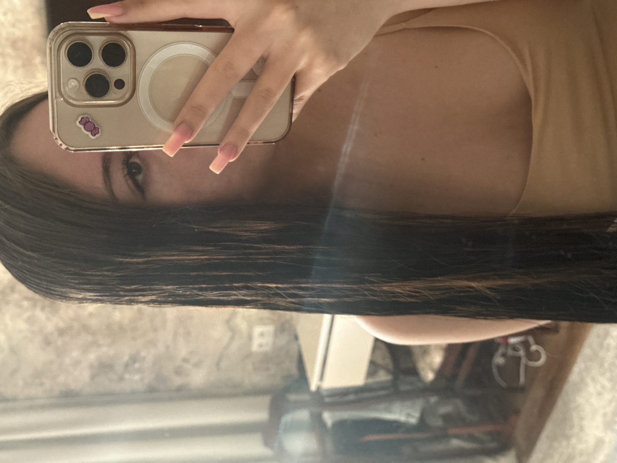 Woman documents morning routine through 30 photos in Russian apartment