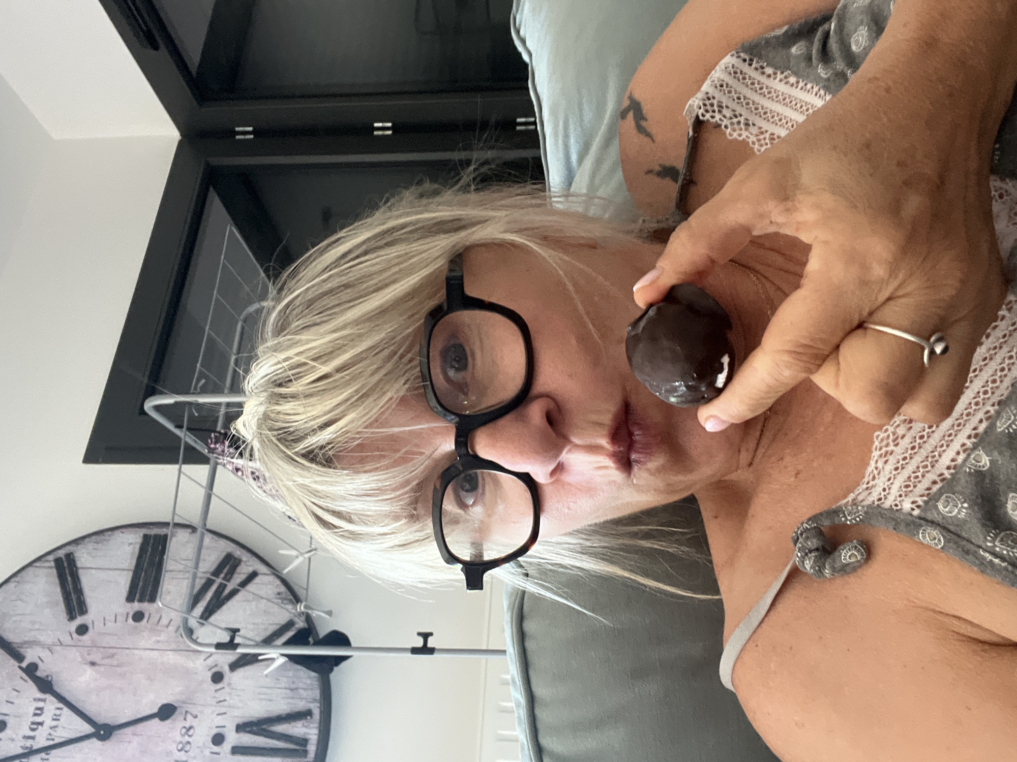 Lazy Sunday morning in Chambœuf: food, sofas, and social posts