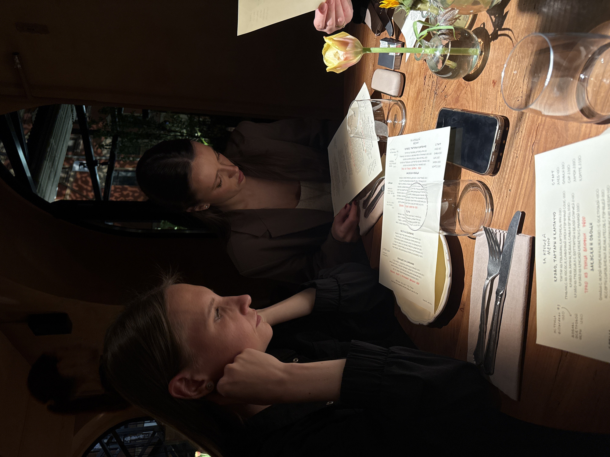 Two women dine at flower-decorated Moscow restaurant