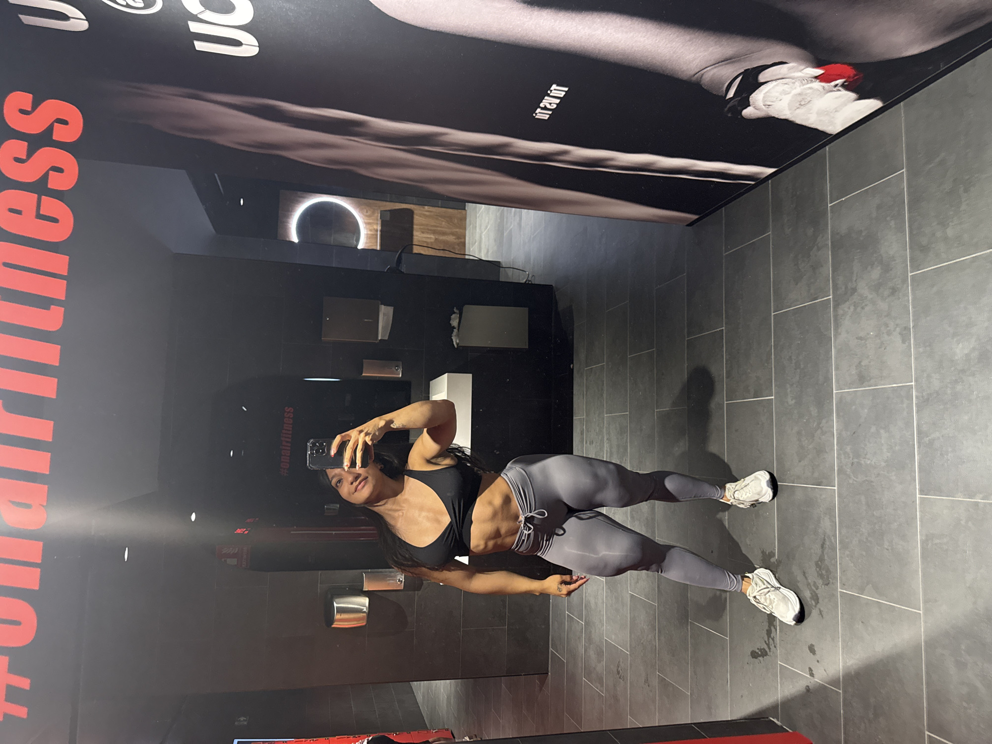 Madrid gym mirror selfie, workout look on display