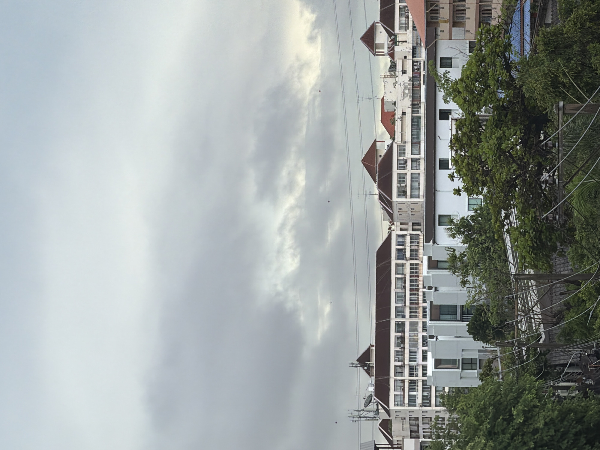 Bangkok resident documents overcast morning cityscape during 17-minute window