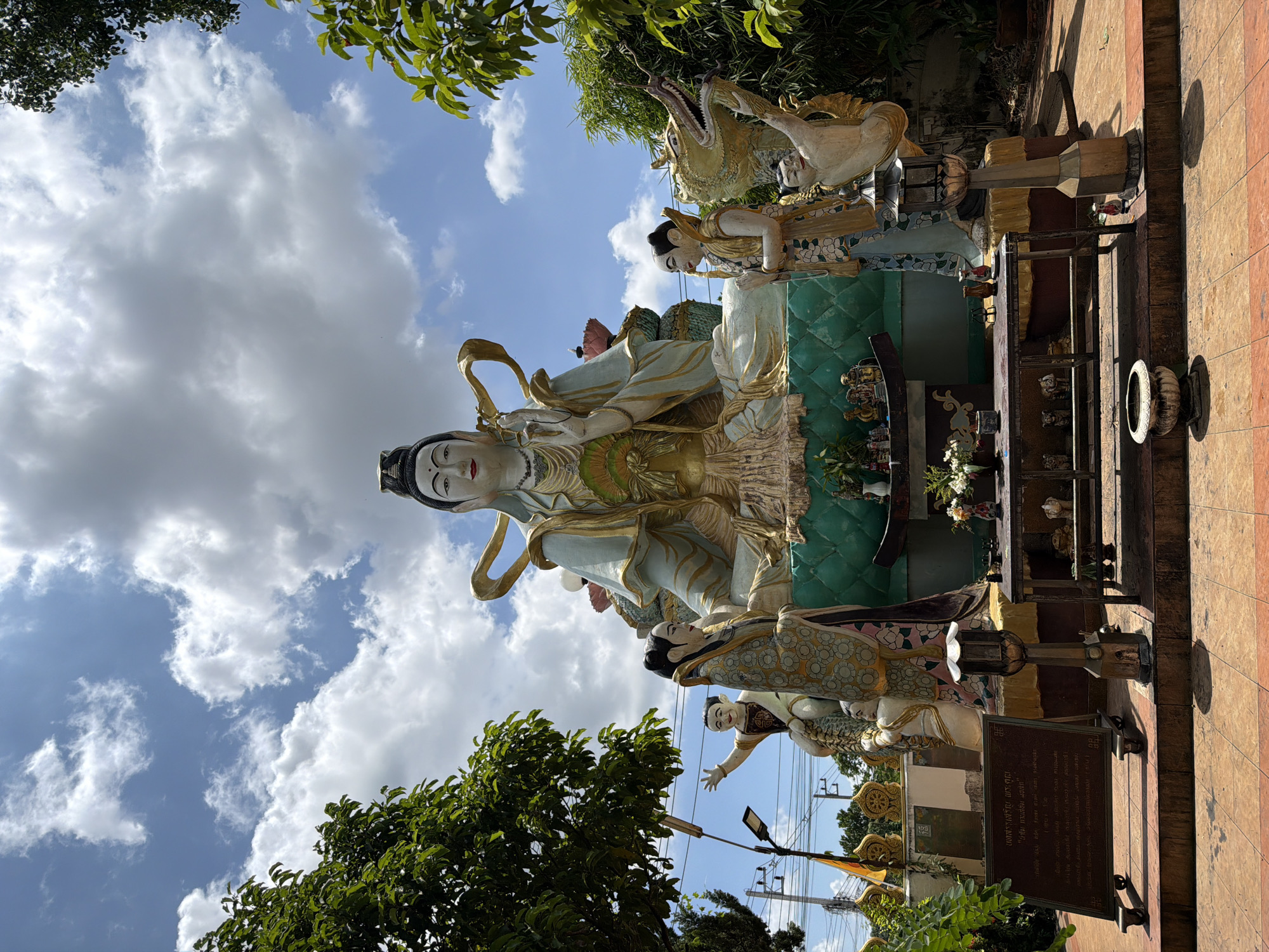 Temple visits and mango shopping in Chang Phueak, Thailand