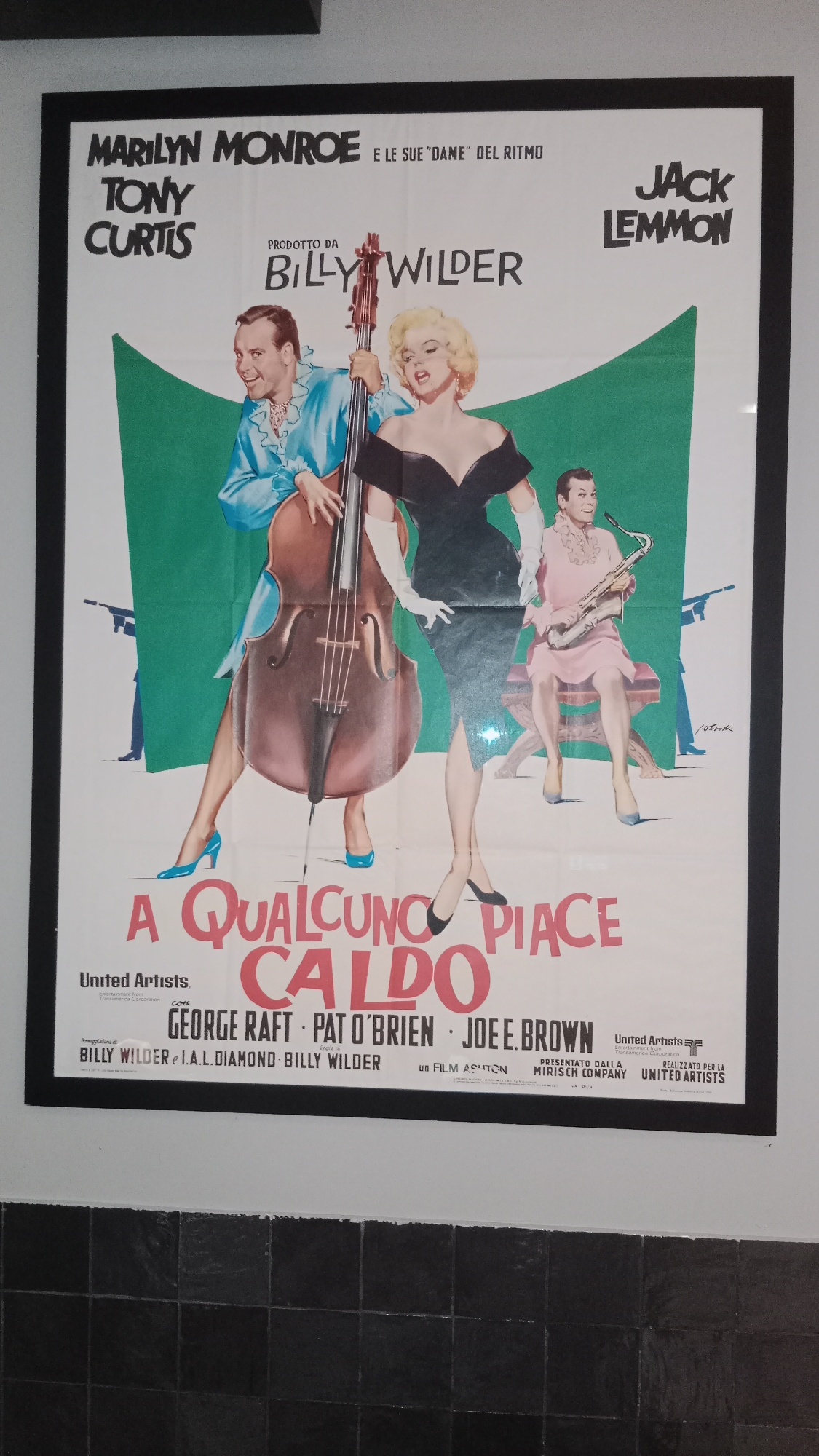 Italian "Some Like It Hot" poster spotted on wall