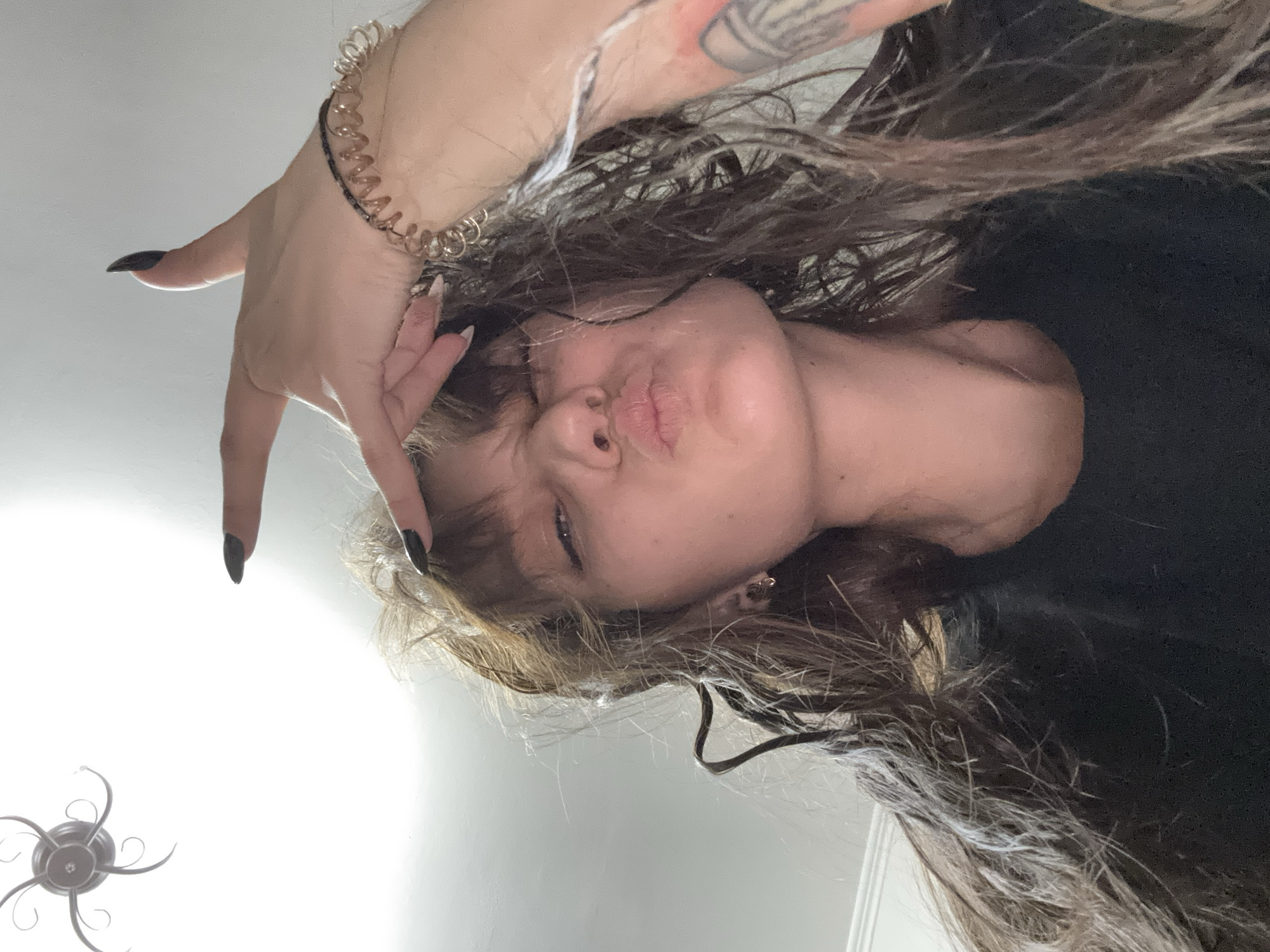 Extended home selfie session in a Novokuznetsk apartment