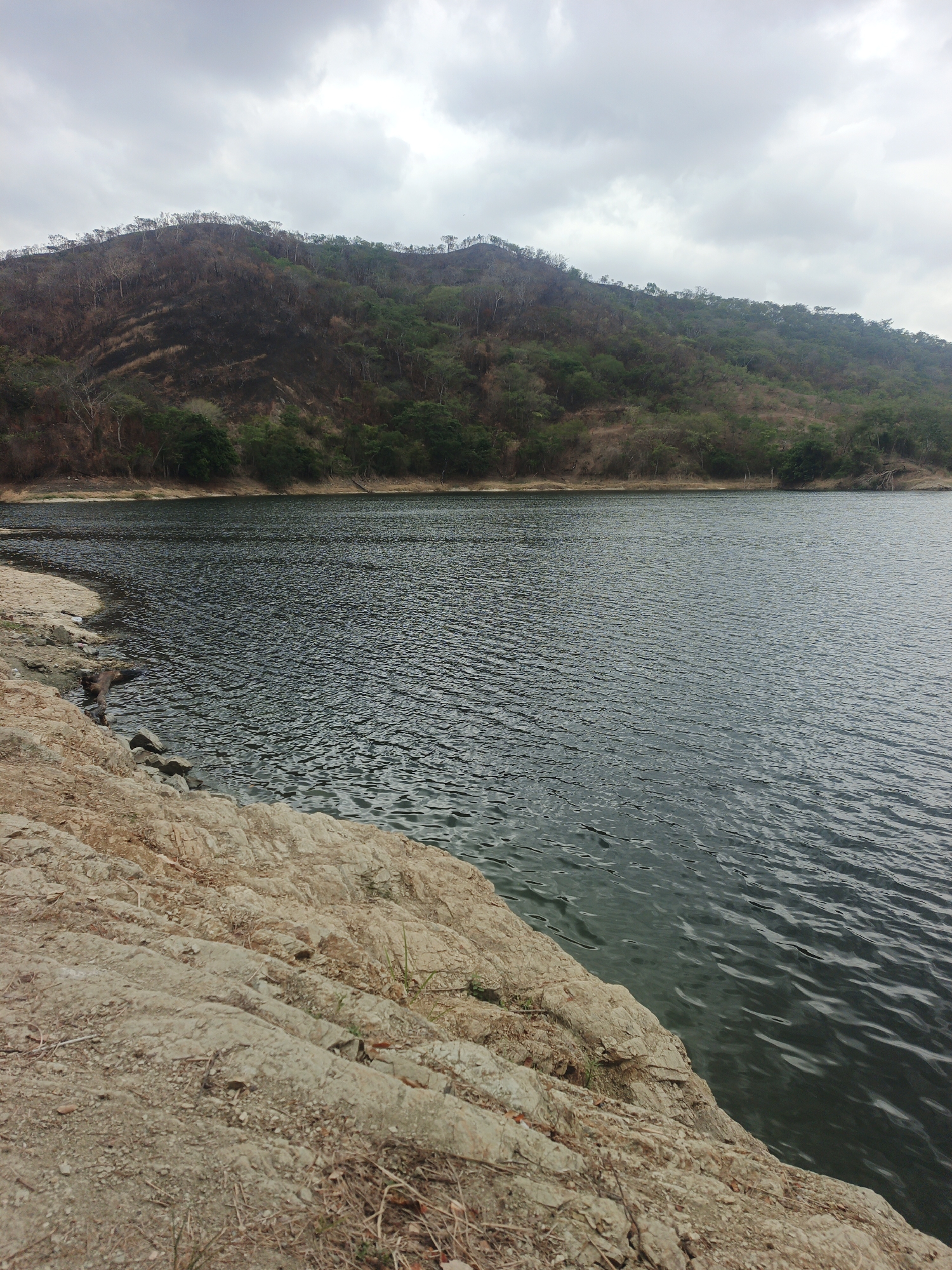 Afternoon lakeside scenes documented in Tinaquillo, Venezuela