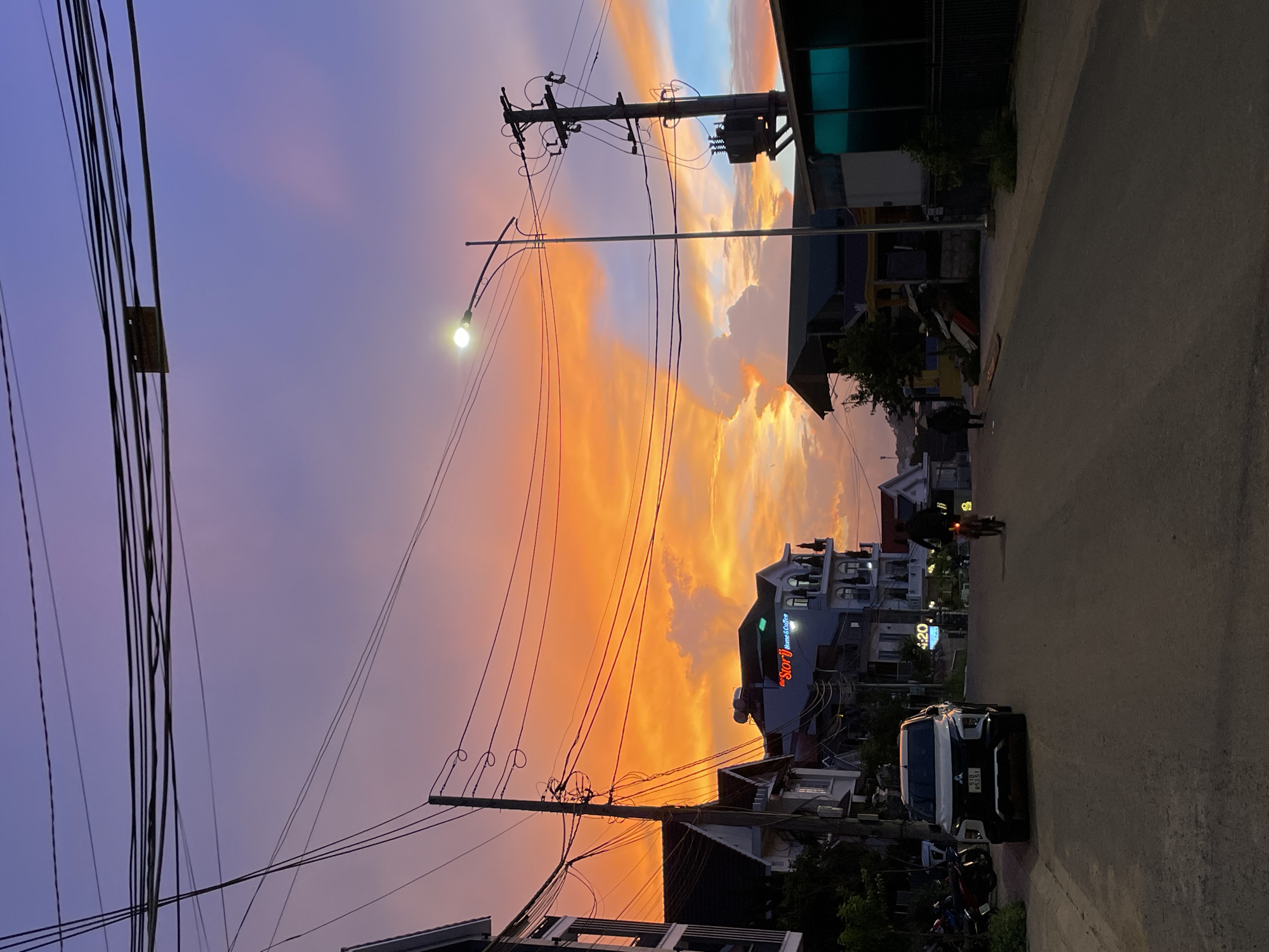 Dusk hits Đà Lạt's Lâm Viên streets in full color