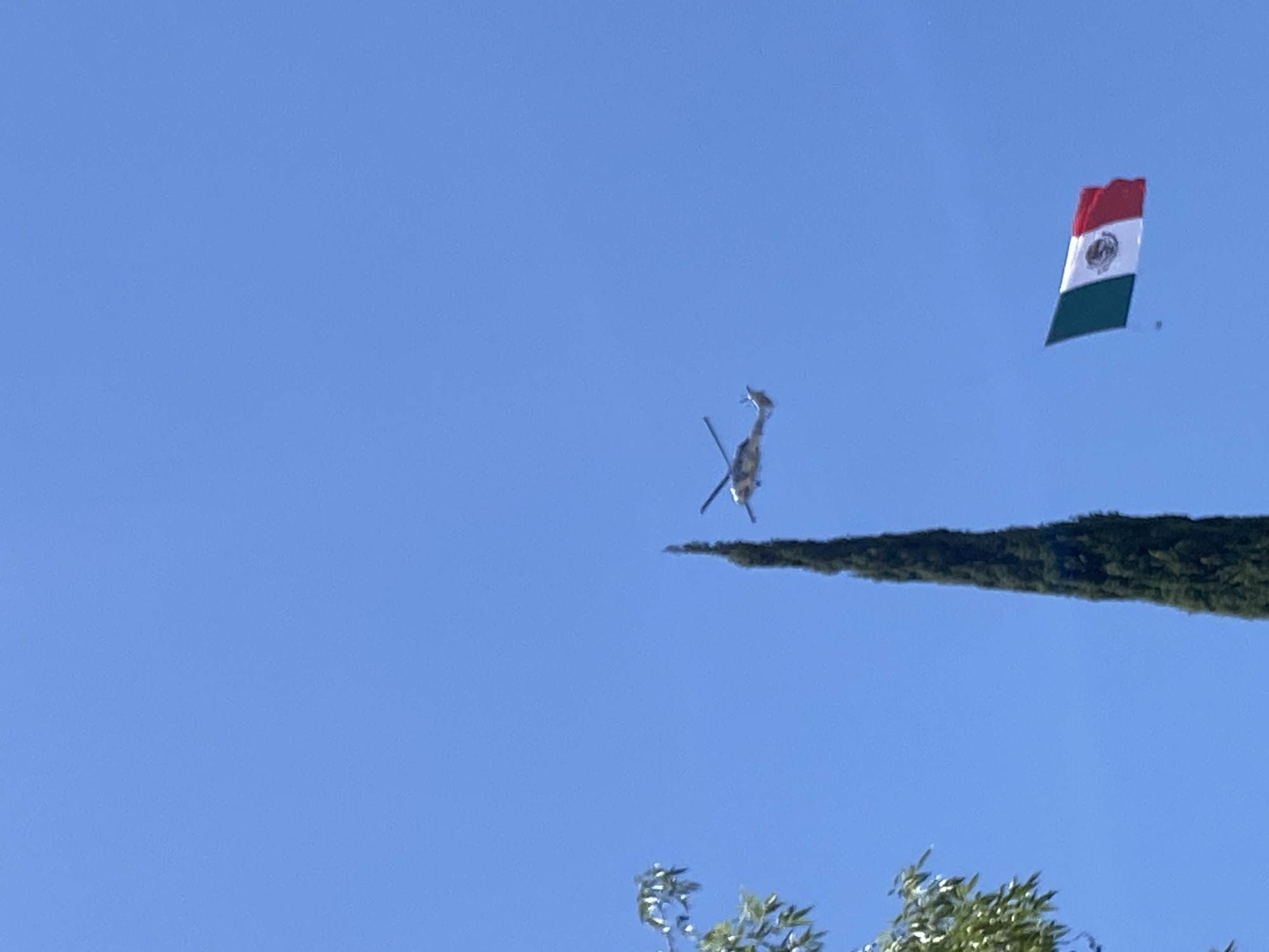 Helicopter spotted flying near Mexican flag in Puebla