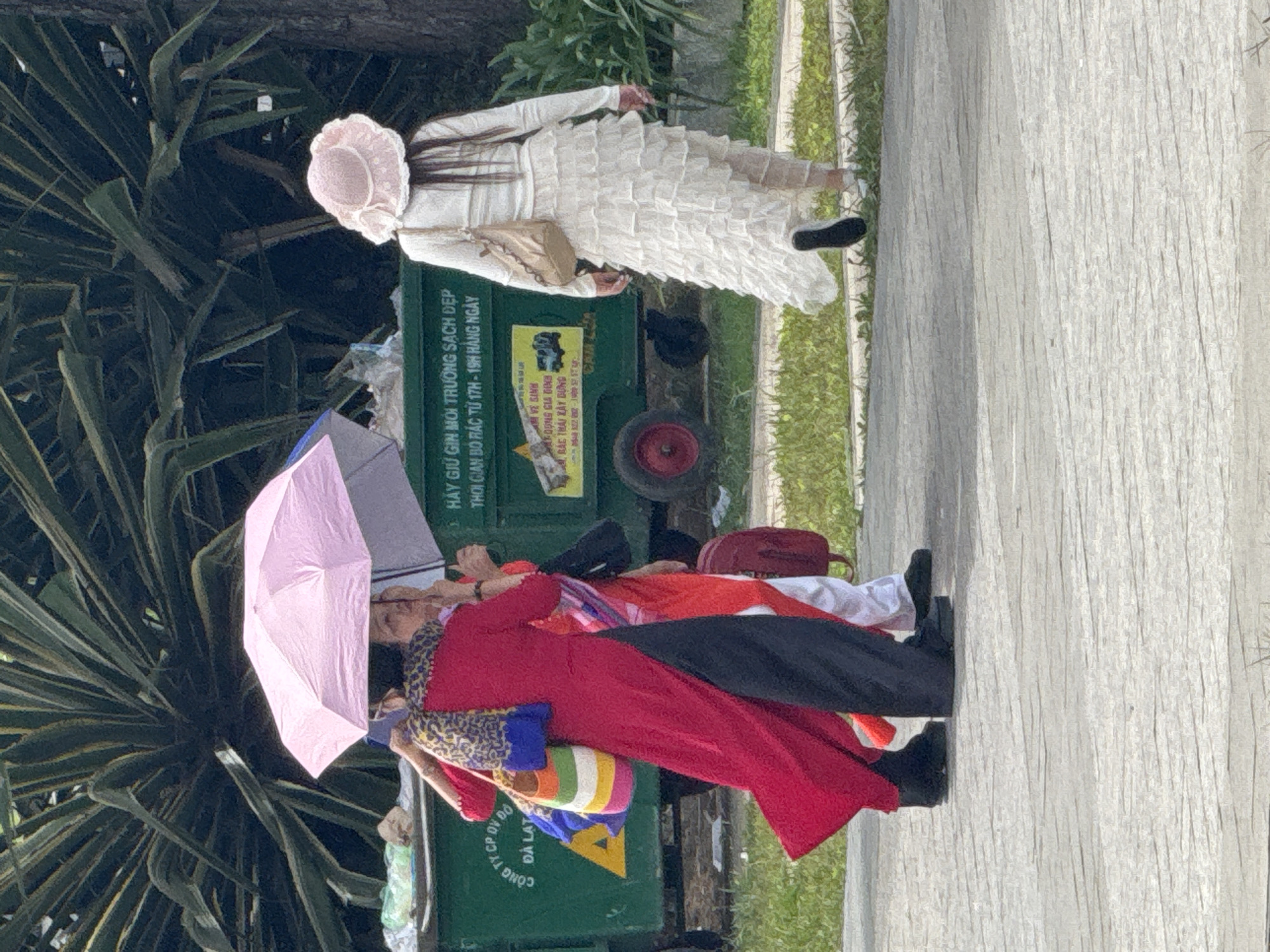 Lakeside strolls, horses, and vendors at Da Lat's plaza