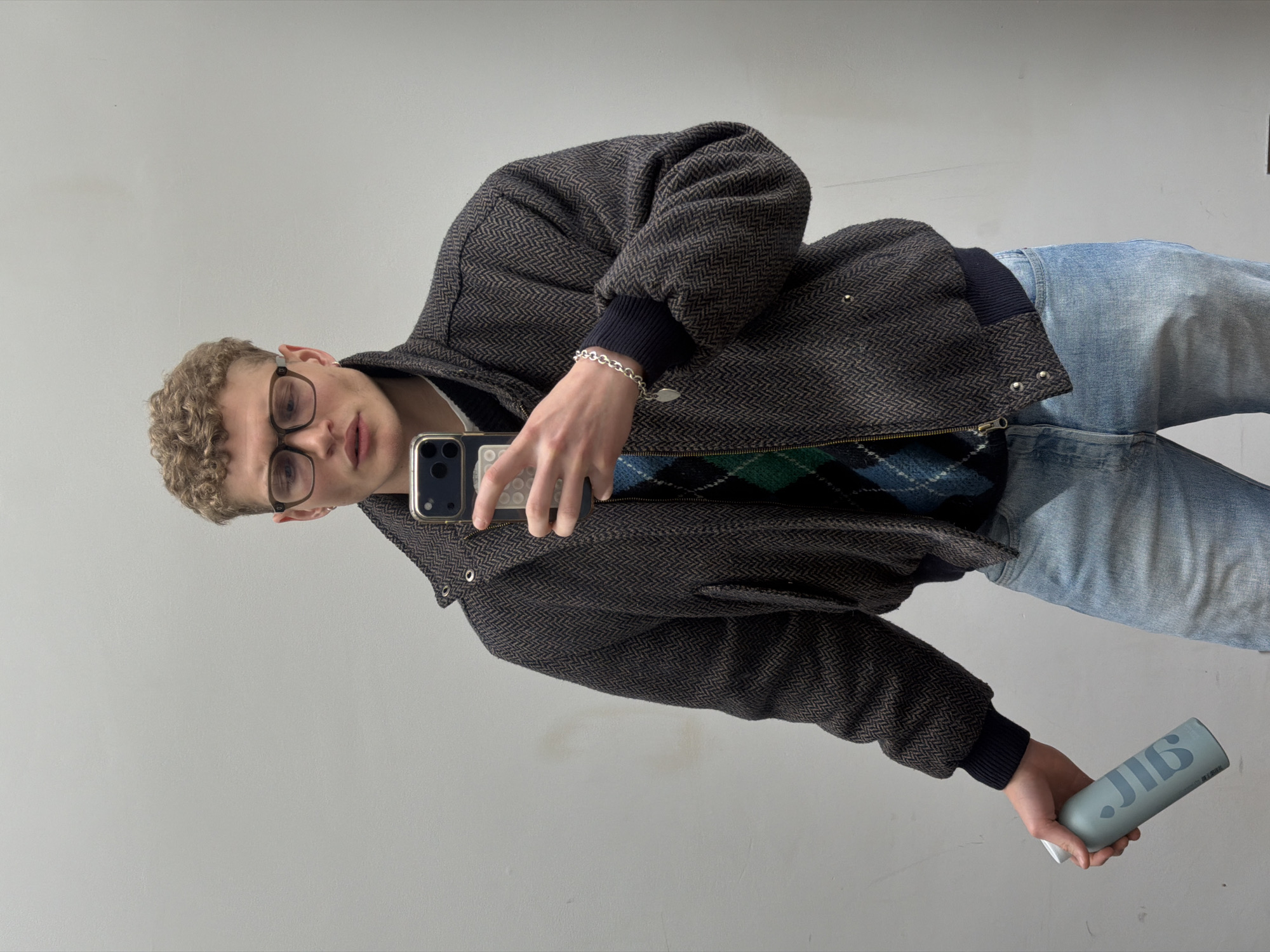 Man takes mirror selfie in London bathroom