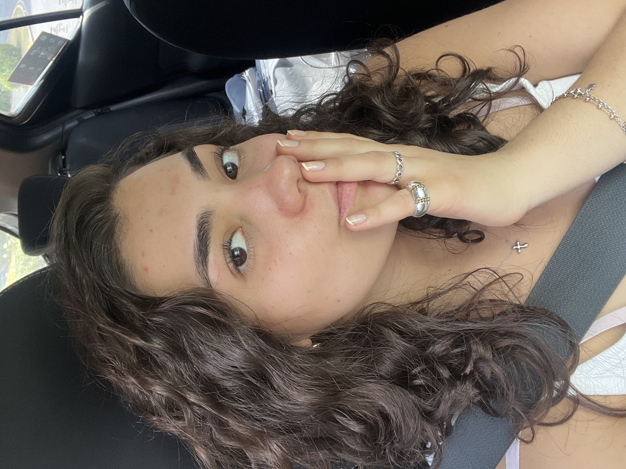Woman takes playful car selfies in Mexico City