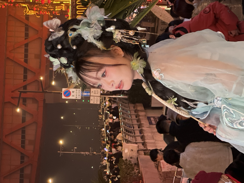 Theatrical performer and dining scenes documented in Yuzhong District