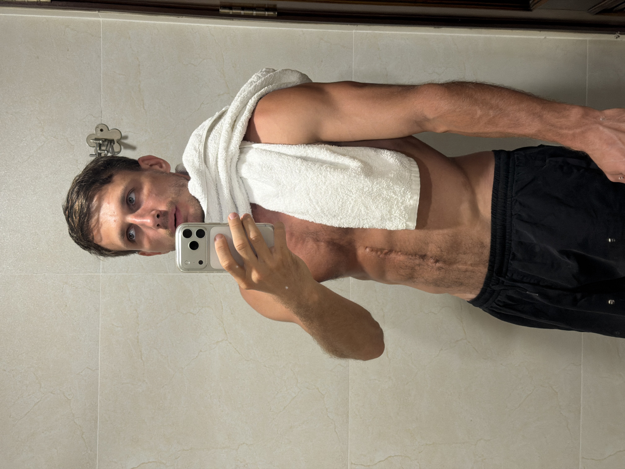 Man takes mirror selfie in Đà Nẵng bathroom