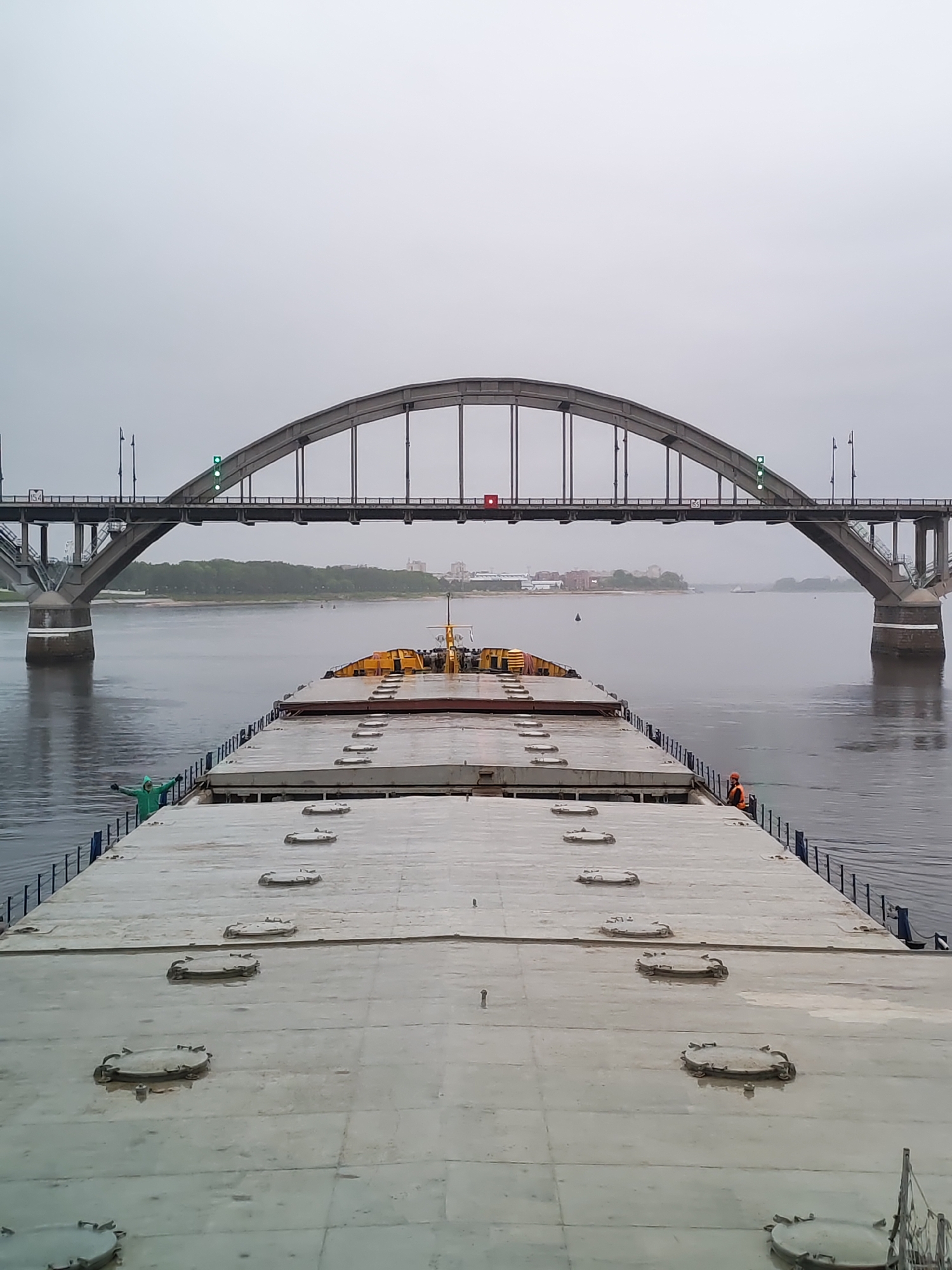 River traffic and cargo operations documented on Volga near Bol'shie Mkhi