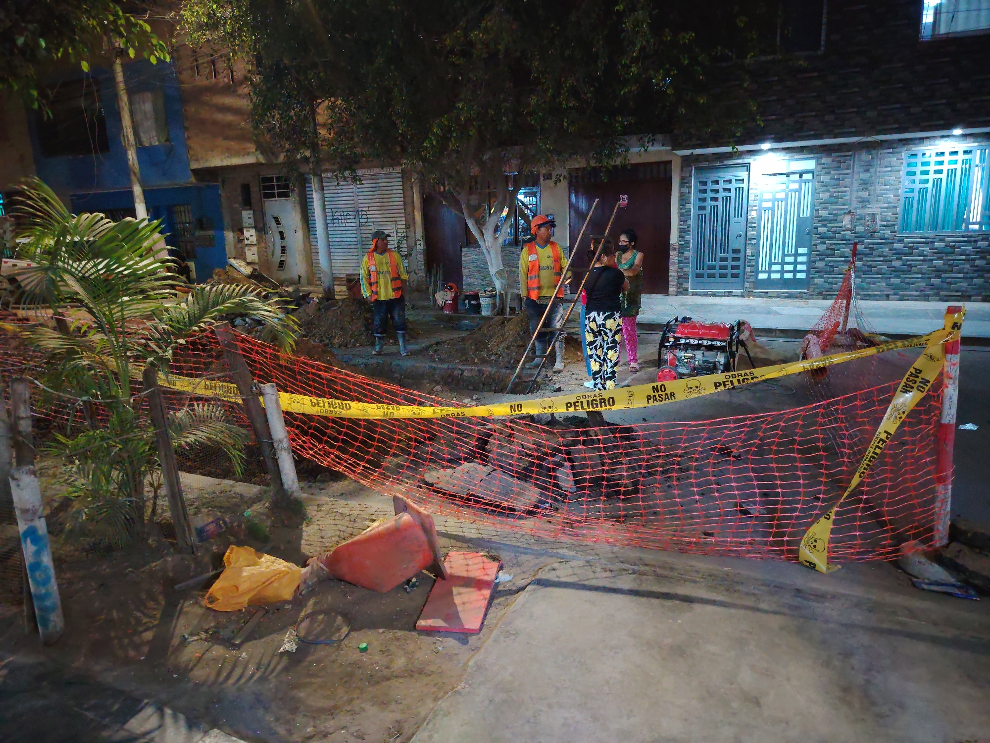 Night scenes captured in Trujillo: construction, damaged truck, dog