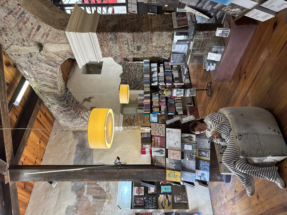 Afternoon gathering documented at historic Puebla bookstore cafe