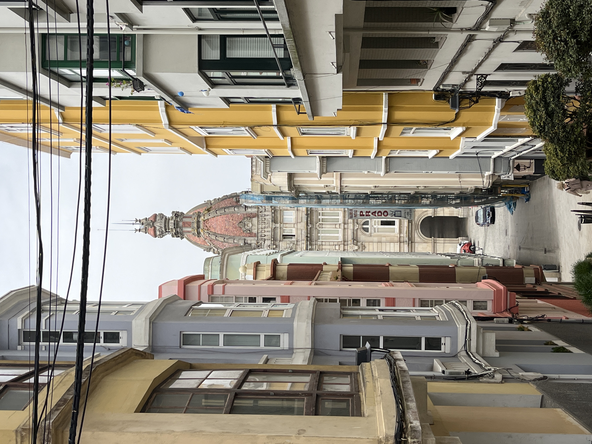 Witness documents A Coruña's distinctive architecture during afternoon walkthrough