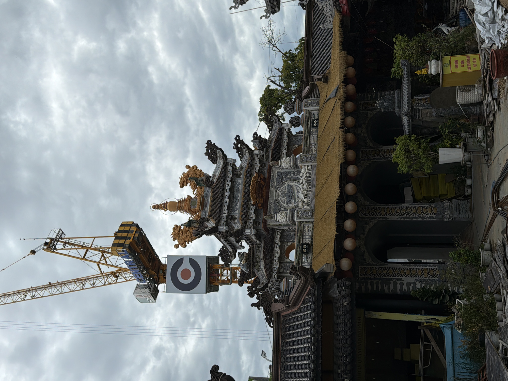 Buddhist temple under renovation in central Đà Nẵng, street life nearby