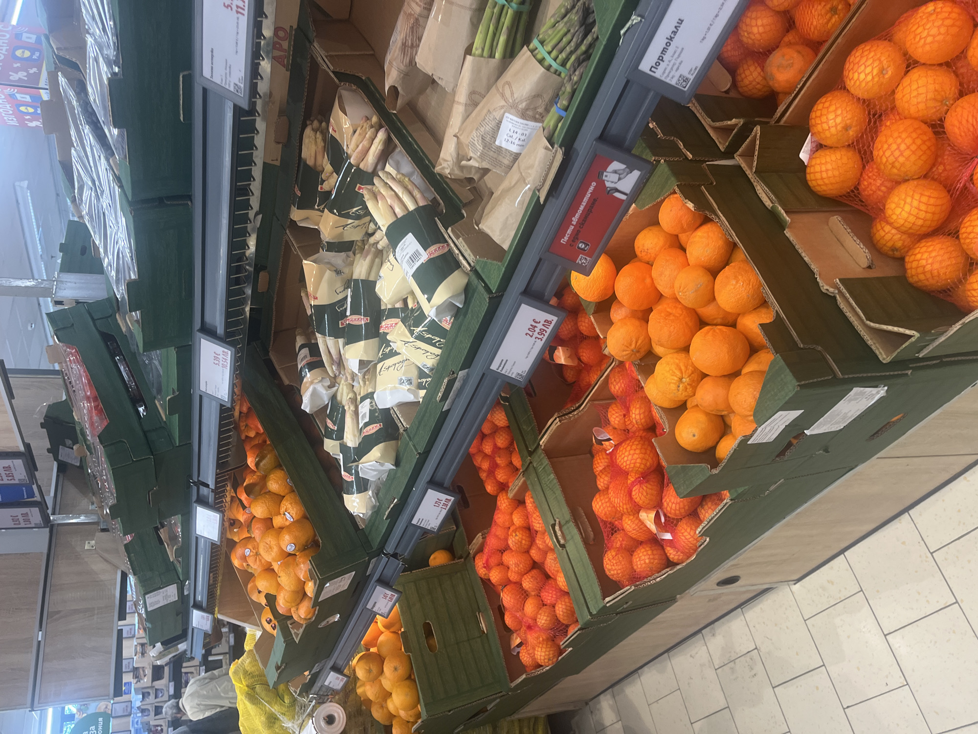 Fresh produce display observed at Velingrad grocery store