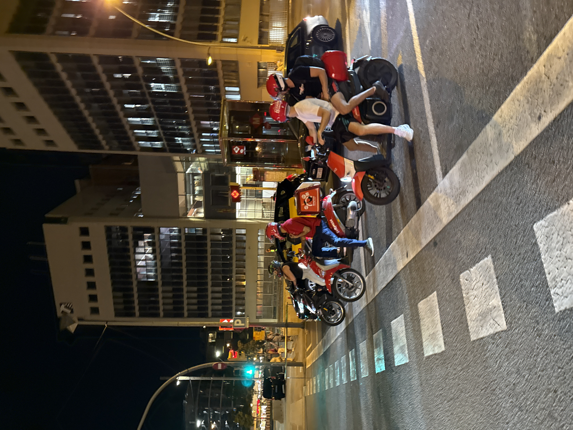 Tuesday night foot traffic around Las Arenas, Plaça d'Espanya