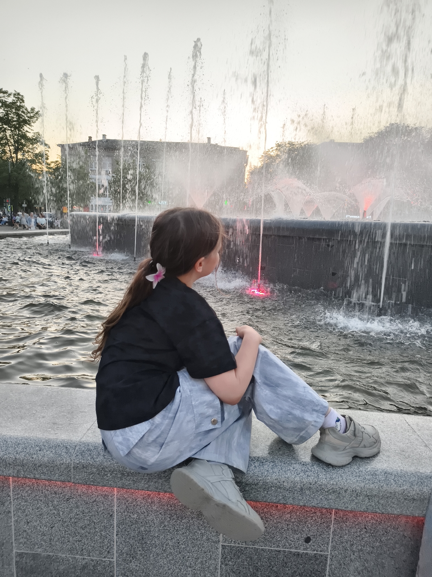 Evening fountain visit draws families for photos, quiet moments