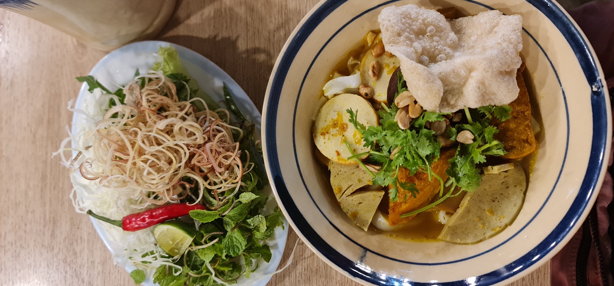 Daily life moments captured in Đà Nẵng: meal, family