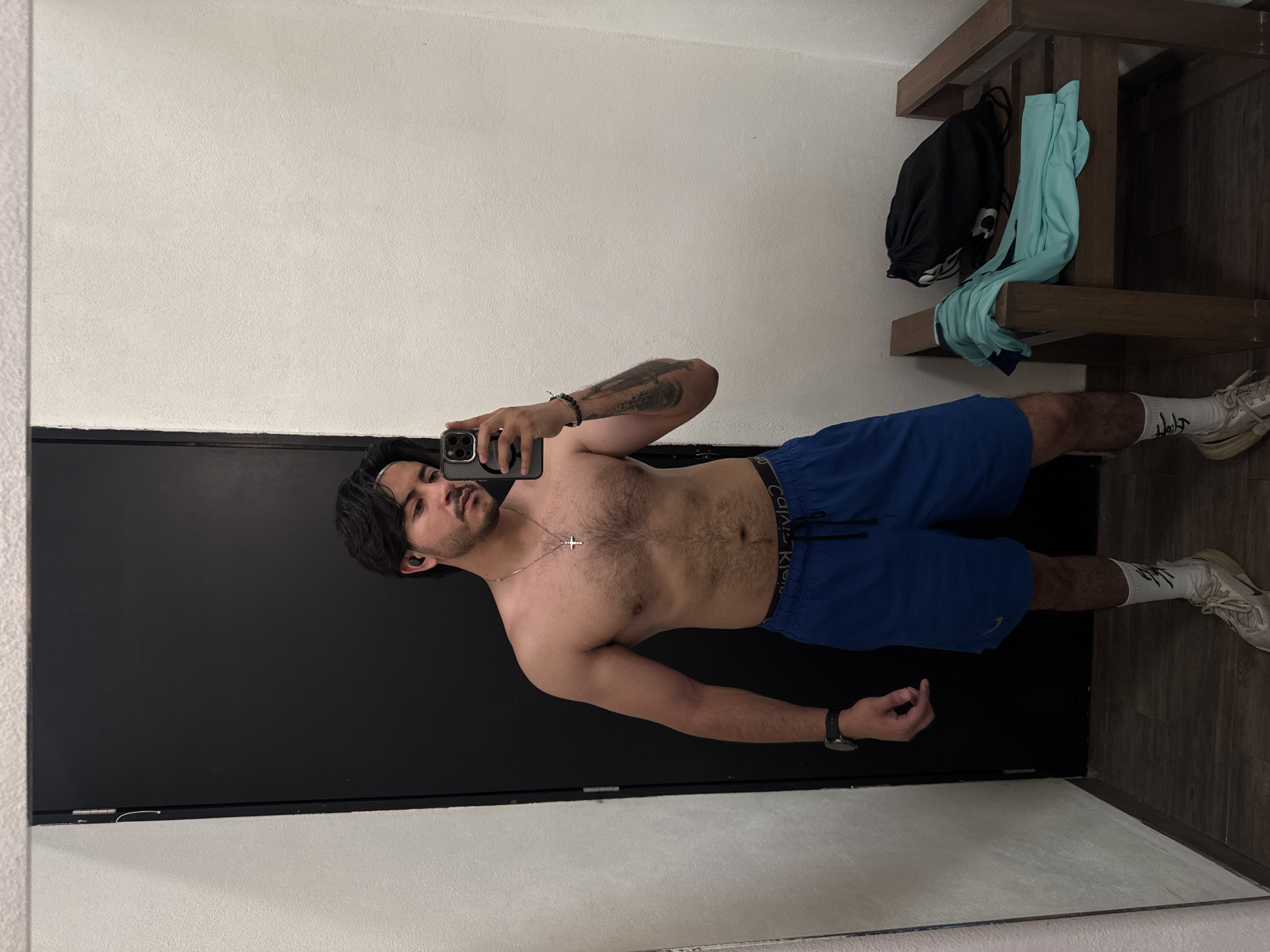Man takes multiple gym selfies in Puebla fitness facility