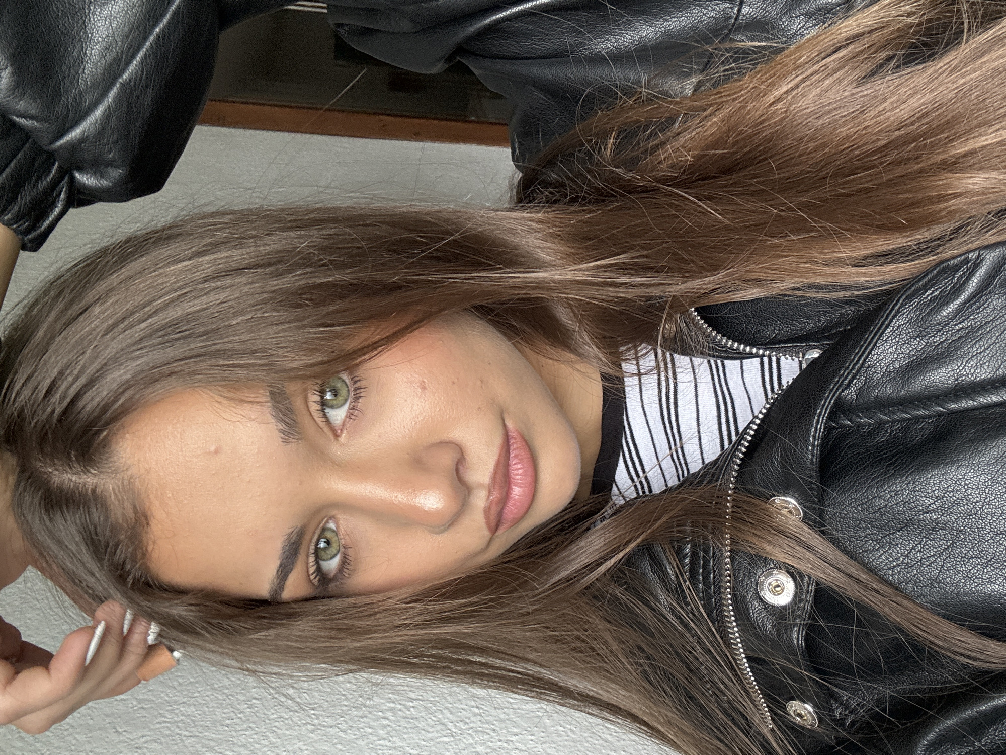 Woman in leather jacket spotted resting in Mirkovo